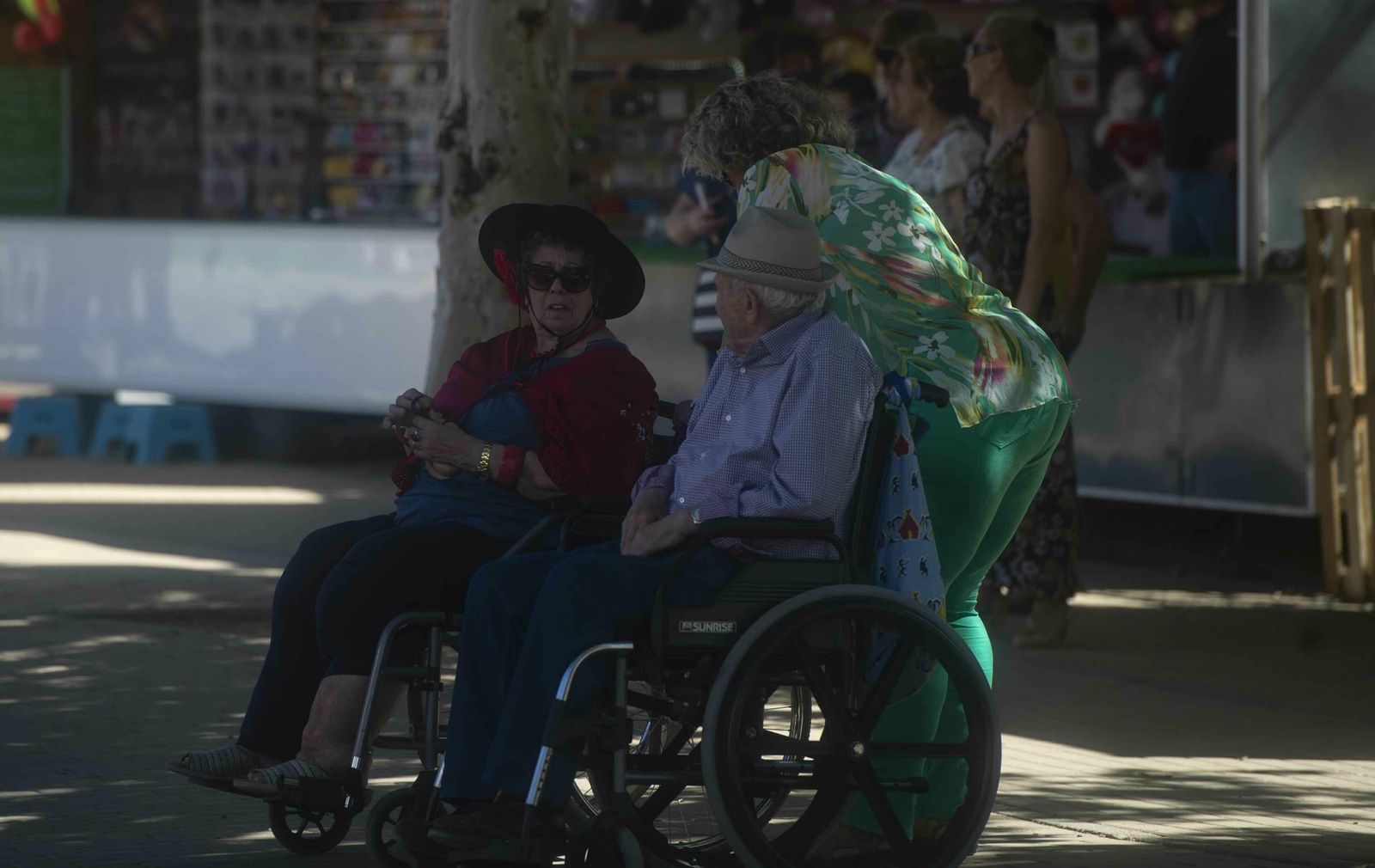 El botellón y la calle del Infierno de la Feria, en imágenes