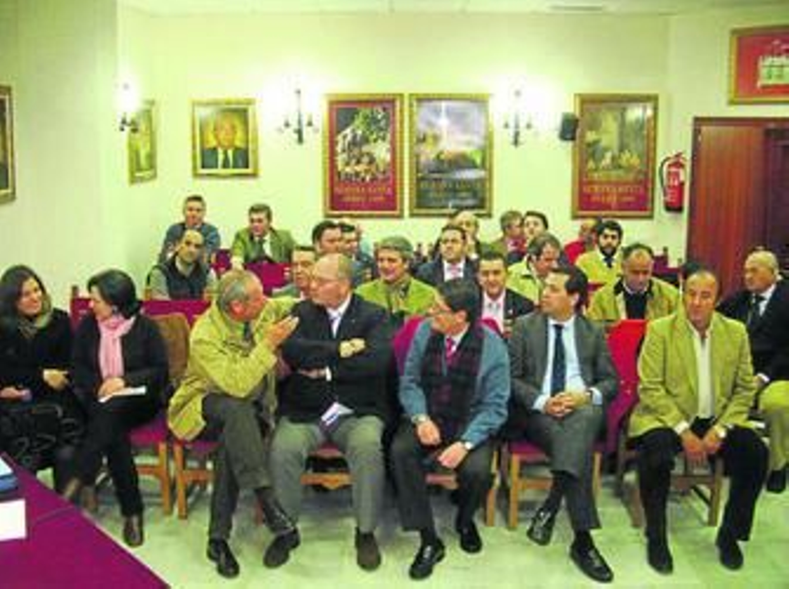 Consejeros y hermanos mayores en un pleno en la Unión de Hermandades.