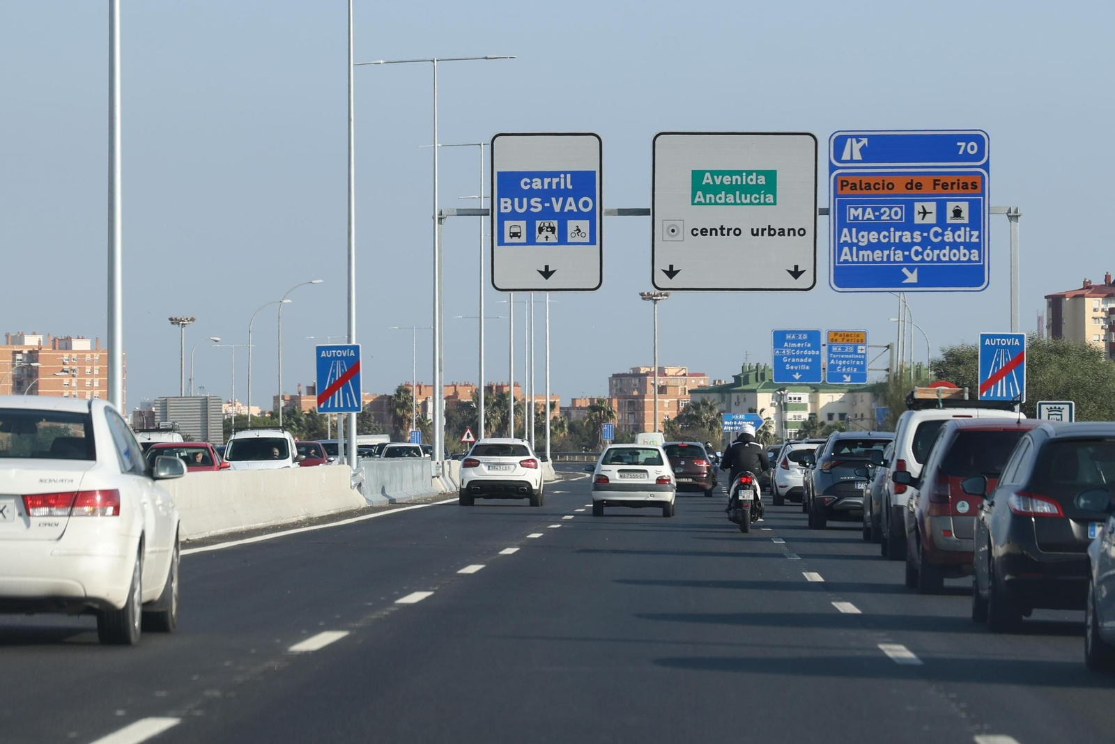 Carril BUS-VAO en la entrada a Málaga por la A-357.