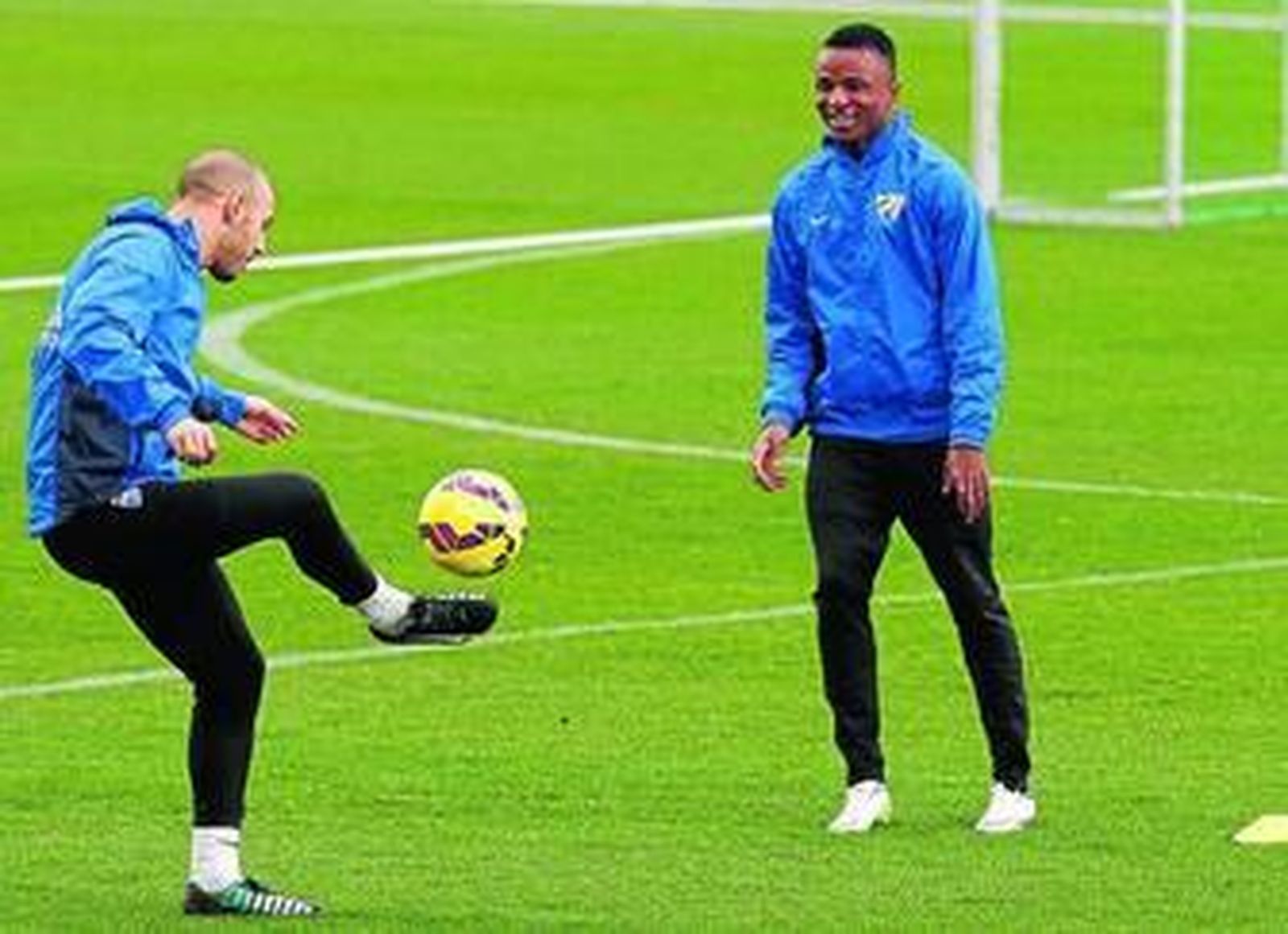 Amrabat toca el balón con Nwakali en el entrenamiento de ayer.