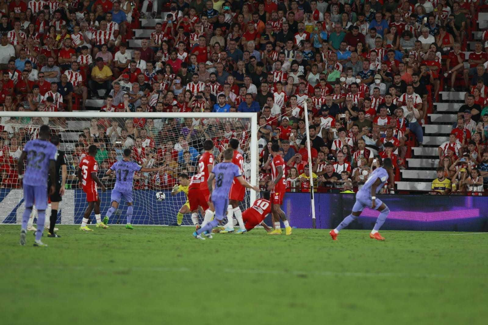Alaba mandó el balón a un lugar imposible para Fernando