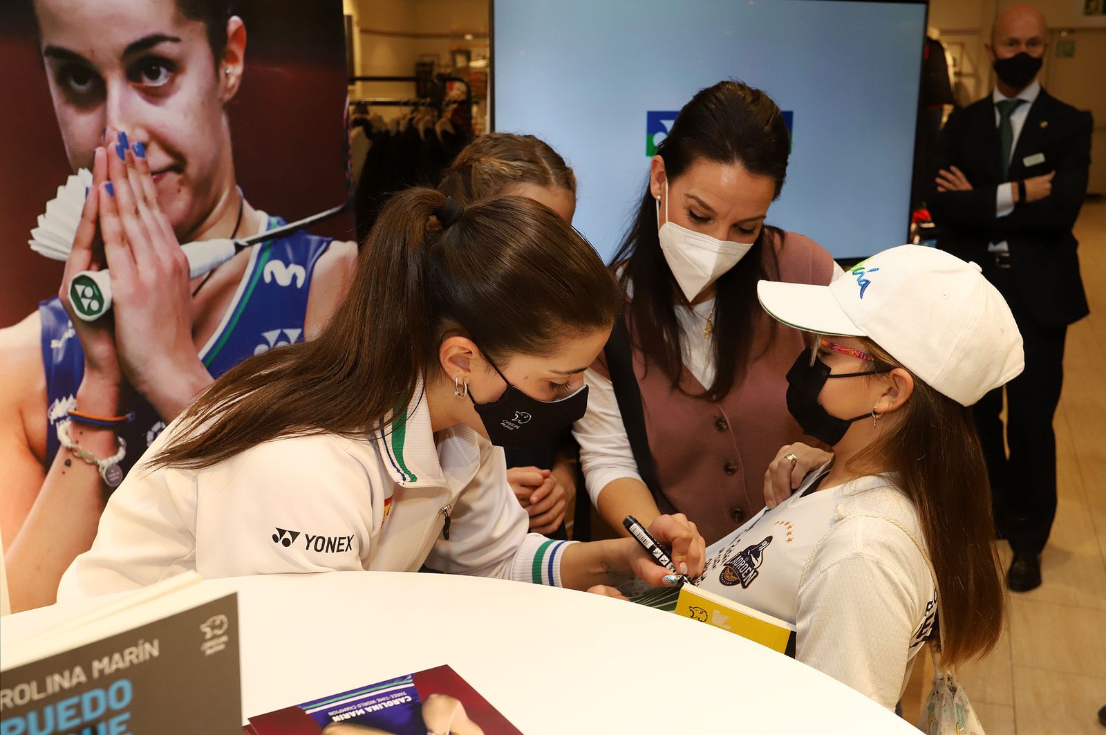Huelva 2021: Carolina Marín firma autógrafos en el Corte Inglés de Huelva durante el Mundial de Bádminton