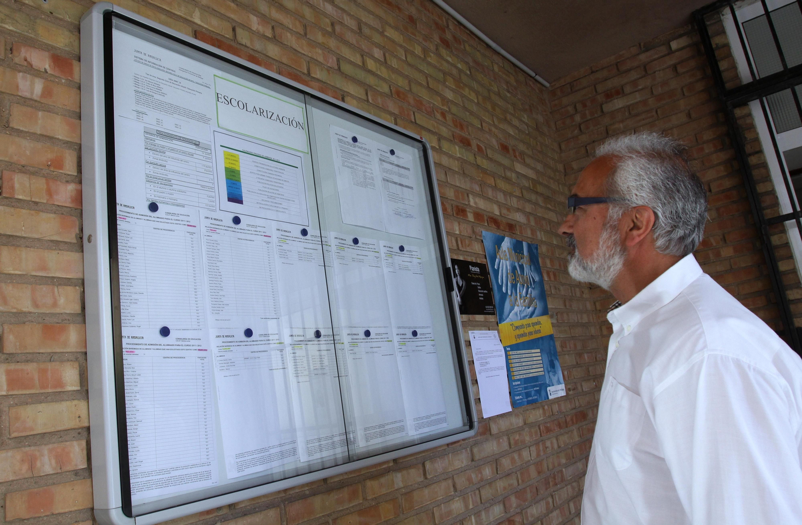 Listas de escolarización en el colegio García Lorca en una imagen de archivo.