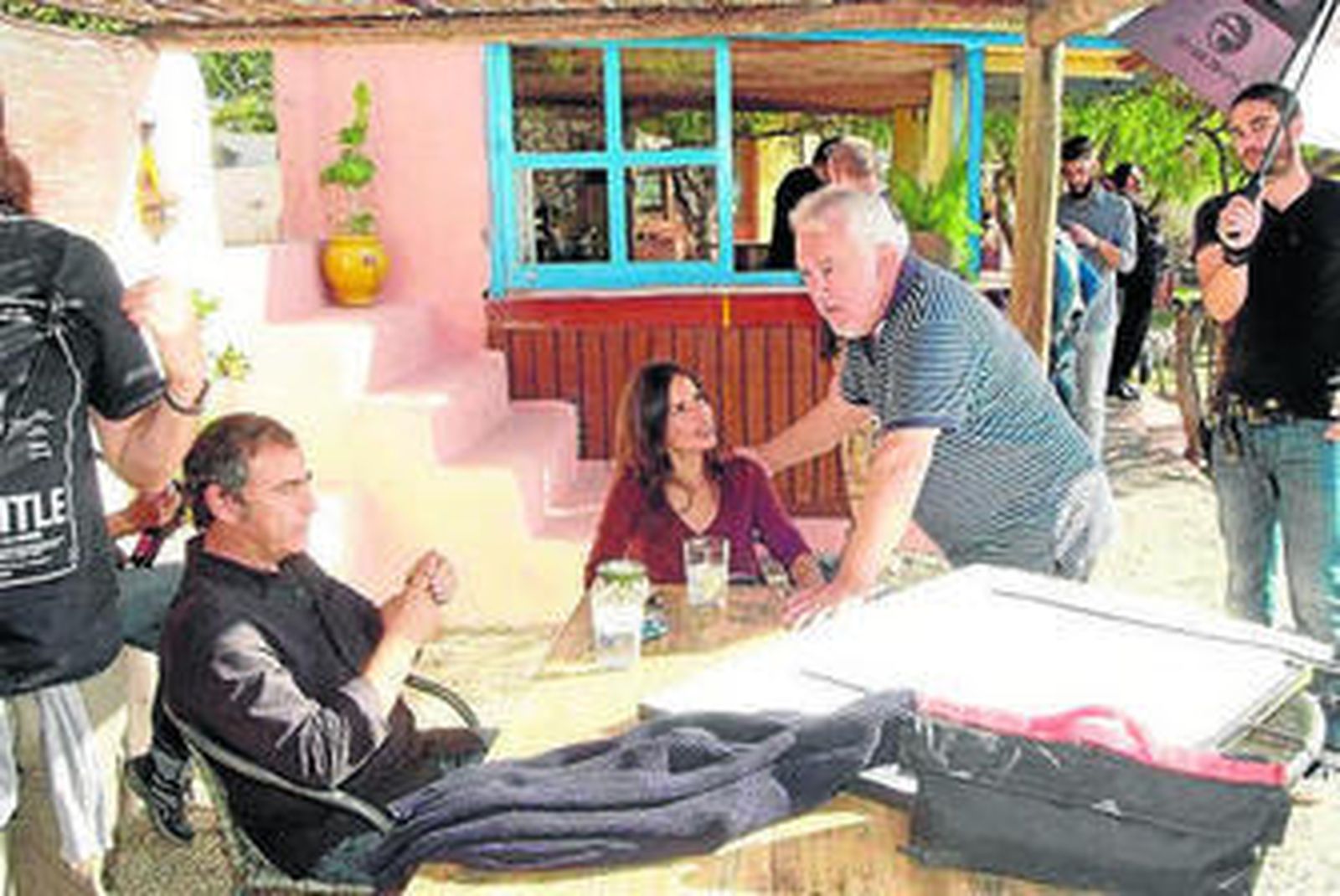 Imanol Uribe dirigiendo a Elena Anaya y Eduard Fernández en la Isleta.