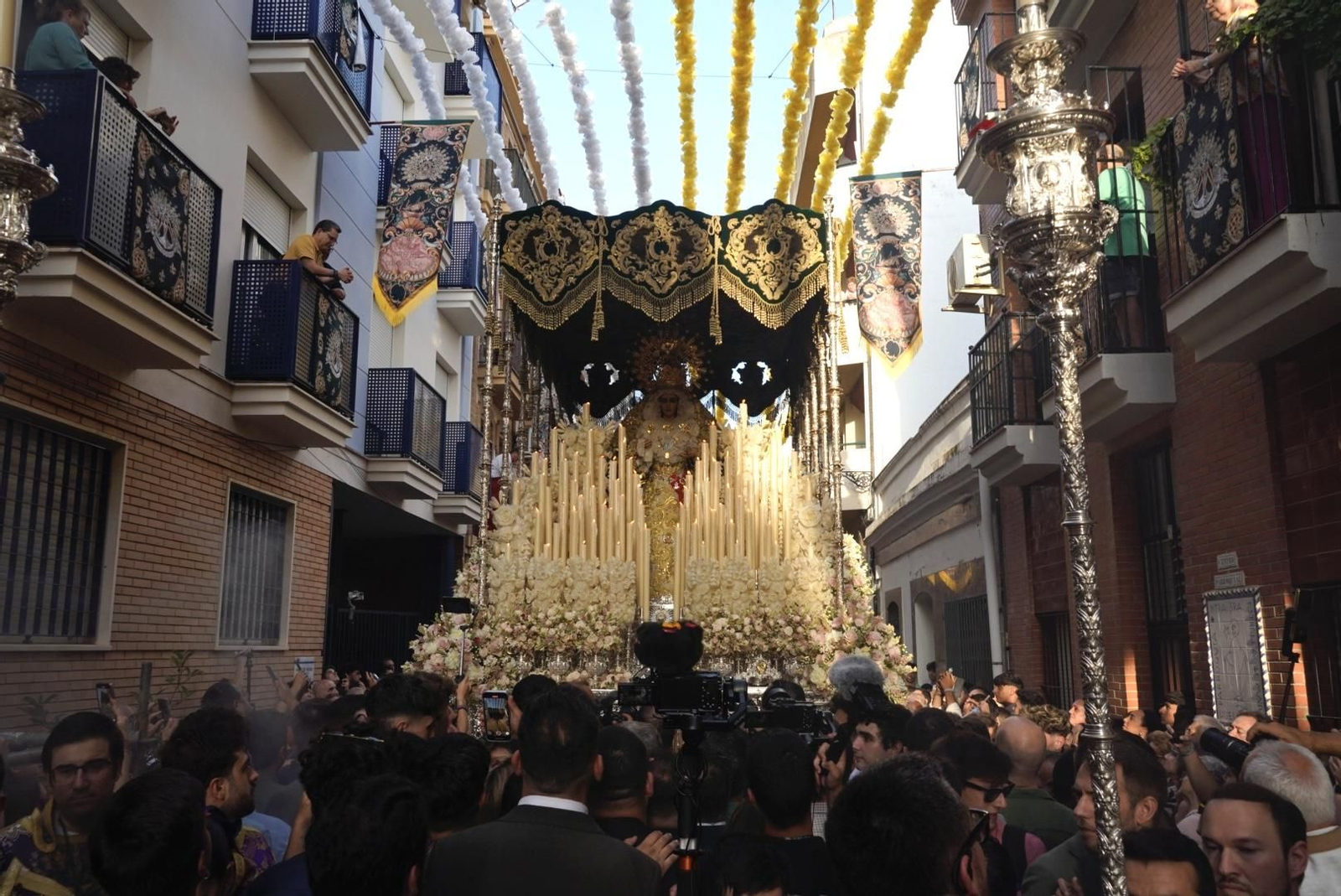 Imágenes de la procesión extraordinaria de la Virgen de la Esperanza por las calles de Huelva
