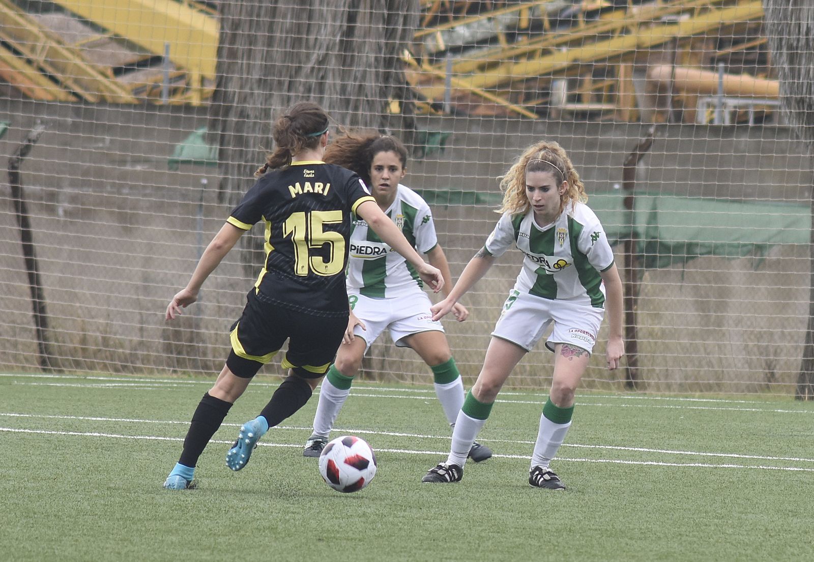 Ana Sáez de Pipaón presiona a una rival en un duelo de la pasada temporada con el Córdoba Femenino.
