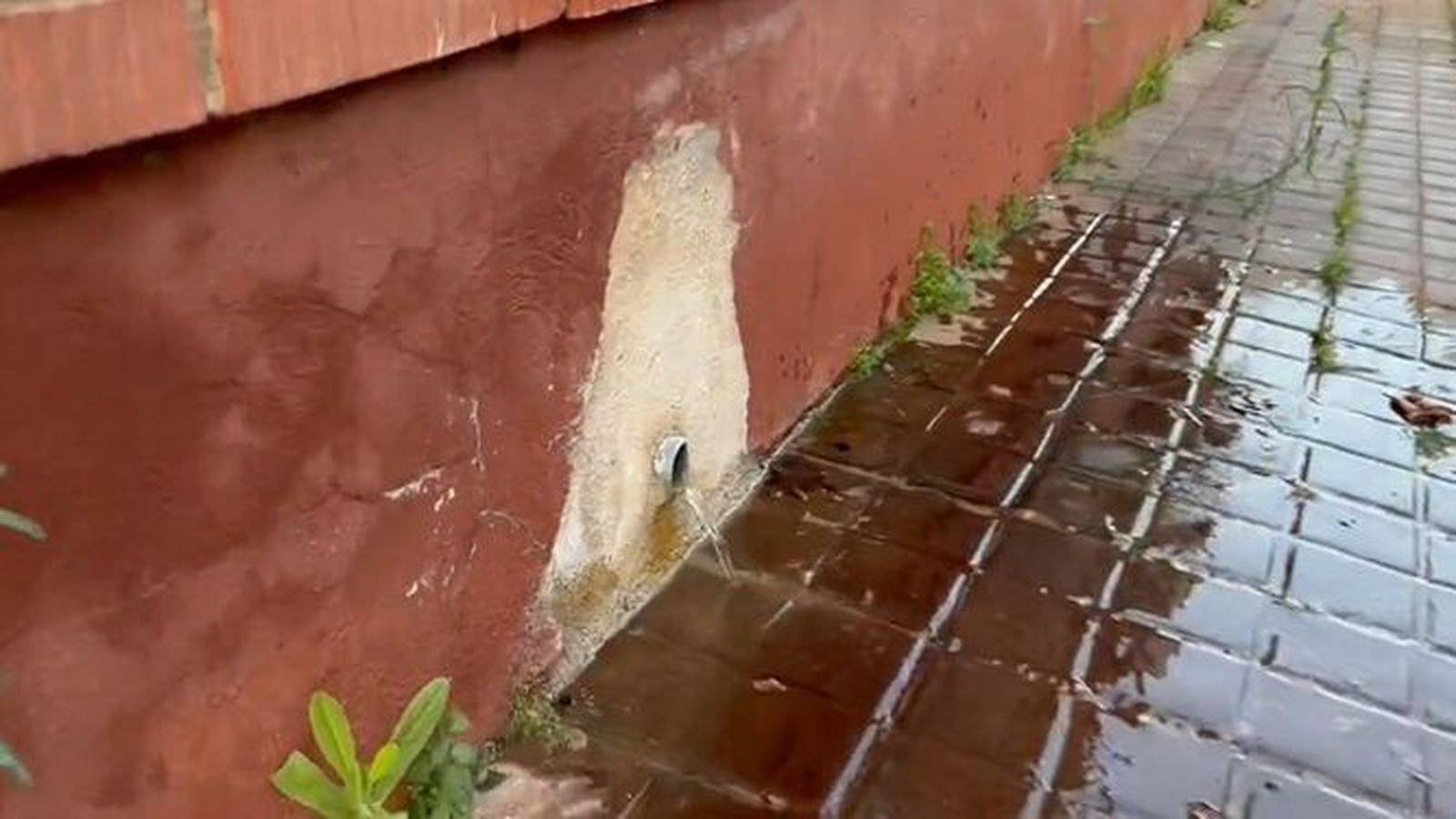 La fuga de agua en el parque central de bomberos.