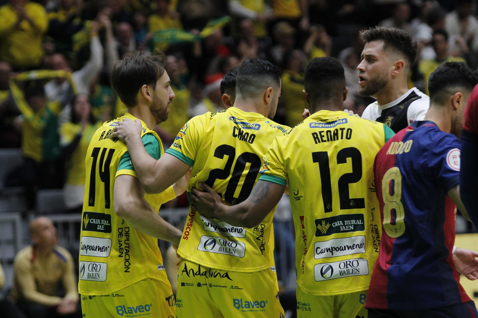 Brandi, Chino, Renato y Espíndola se abrazan tras uno de los goles al Barça.