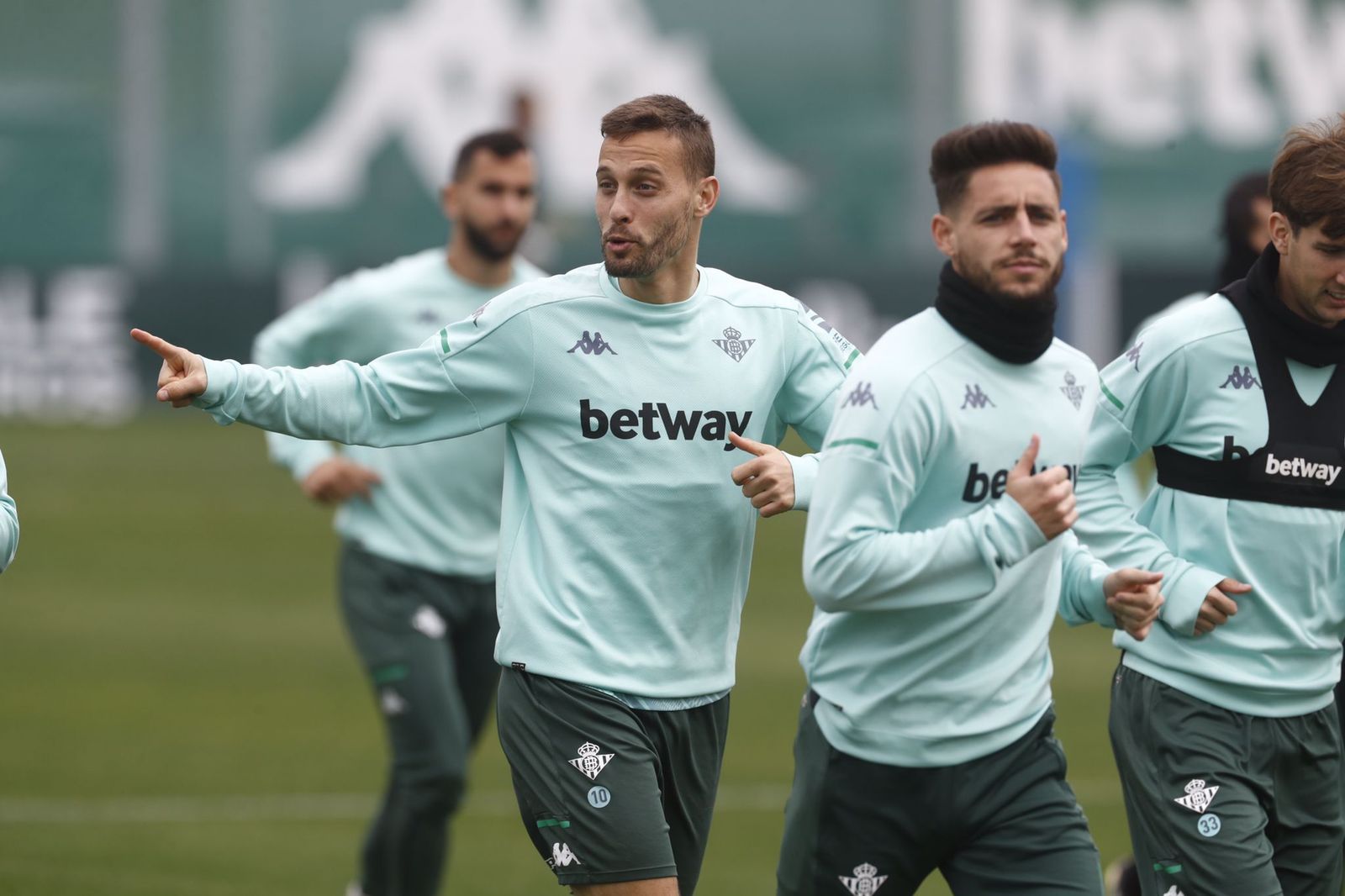 Canales bromea en el entrenamiento de ayer en la ciudad deportiva.