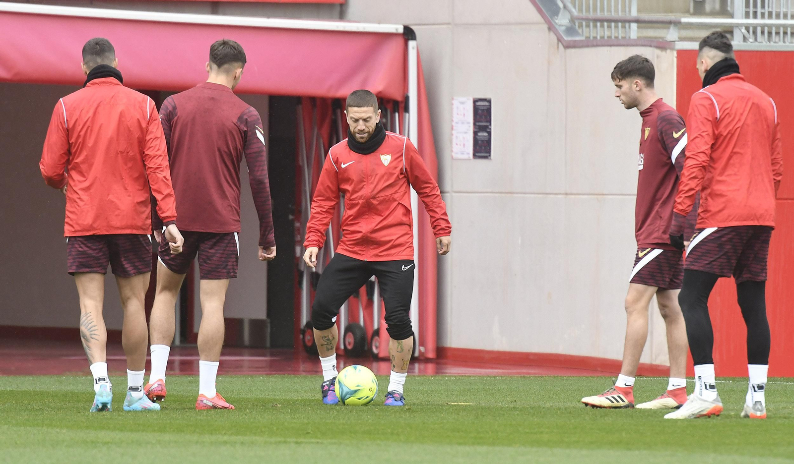 Papu Gómez, en un entrenamiento matinal de esta semana.