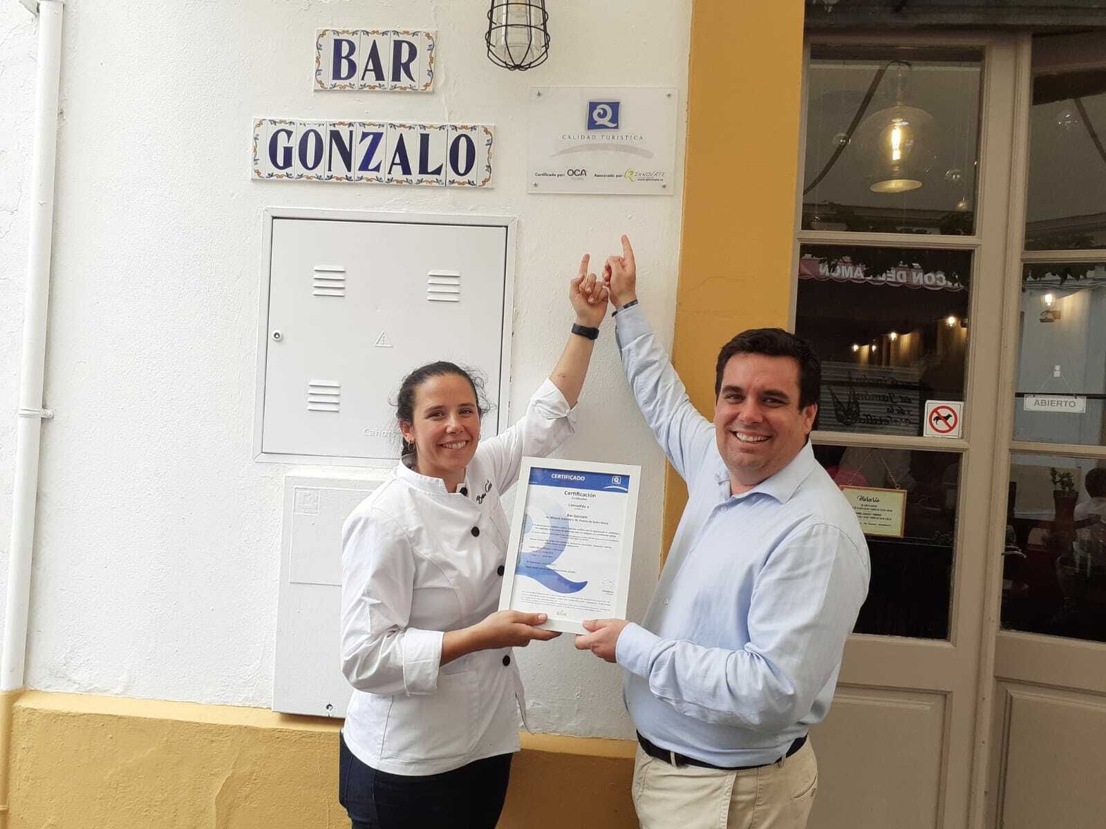 Curro Martínez, con la responsable del Bar Gonzalo  y la 'Q' de calidad.