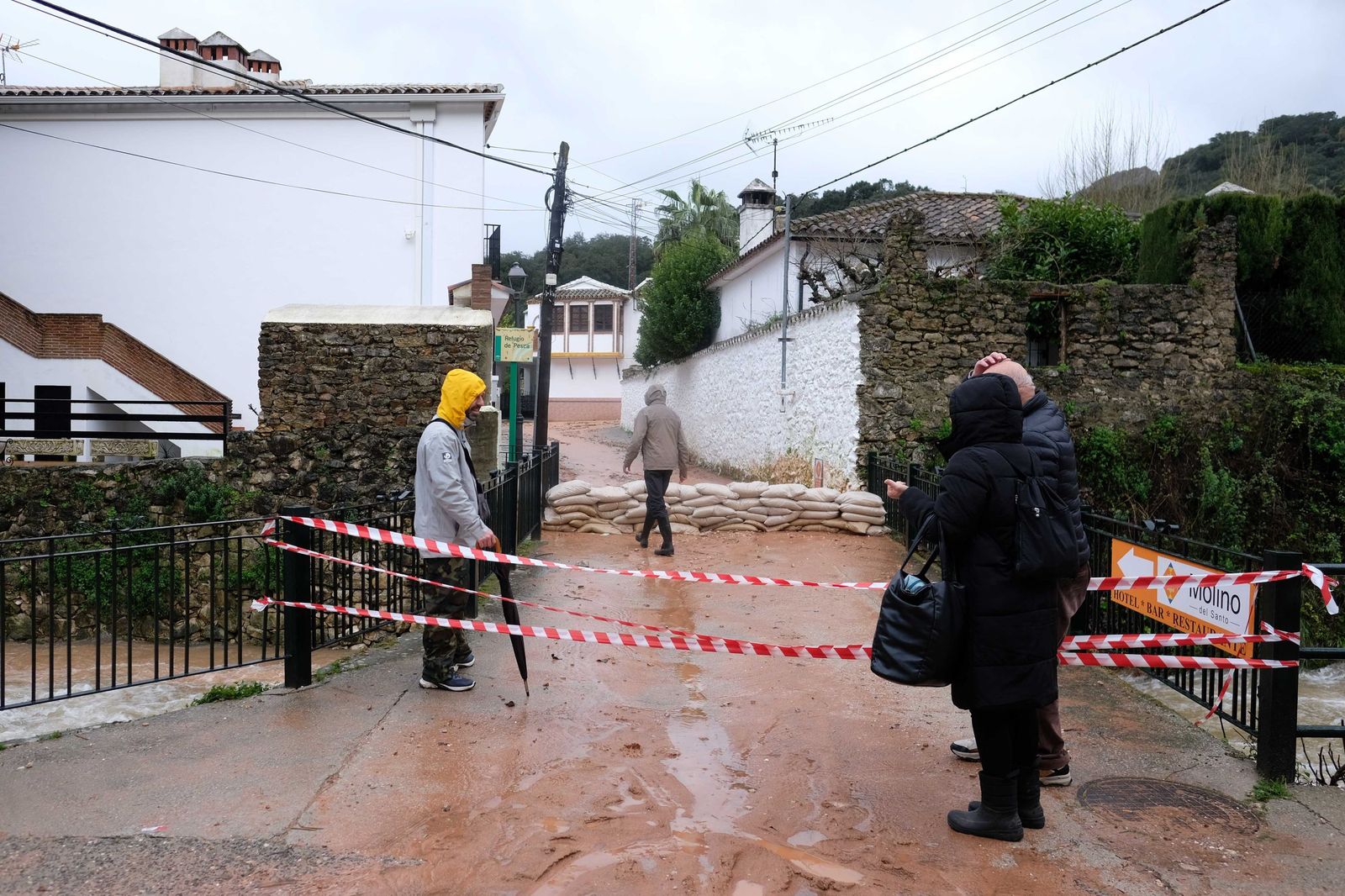 Vecinos desalojados de la Estación de Benaoján tras el corrimiento de una ladera.