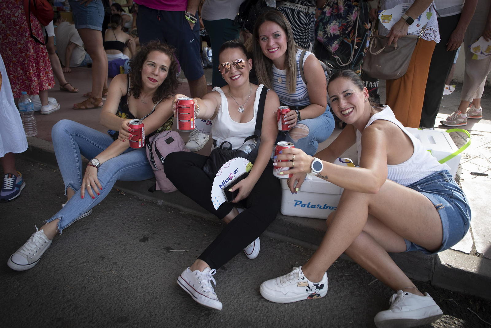 Calor y buen ambiente en la entrada del concierto de Manuel Carrasco