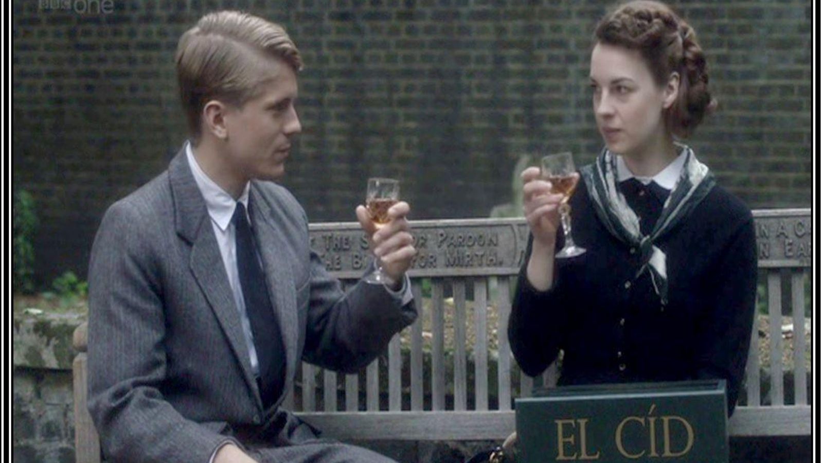 Jenny y su novio Jimmy comparten un amontillado de Osborne en la serie británica 'Llama a la comadrona'.