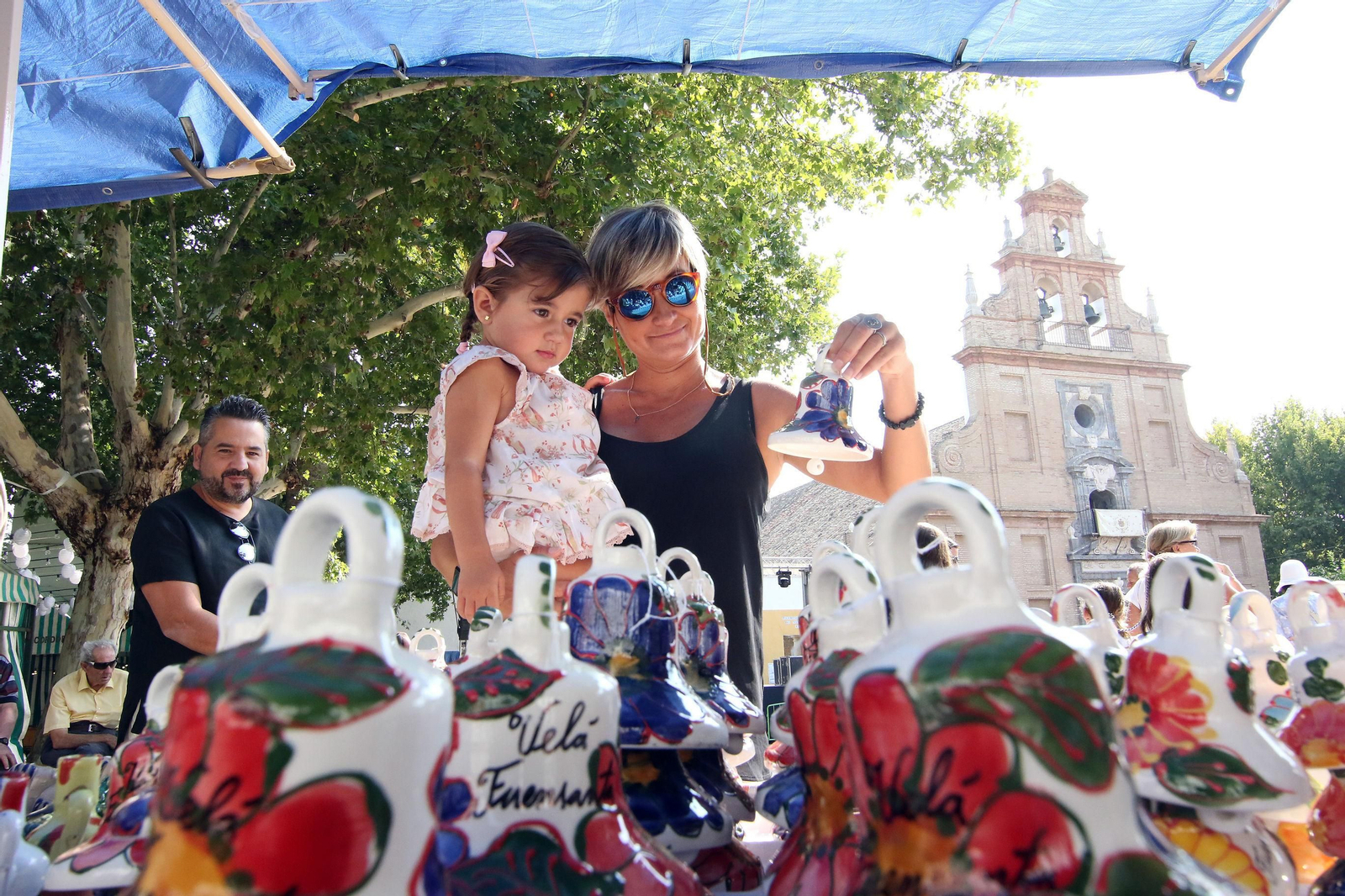 Tradicional puesto de campanitas en la Velá.