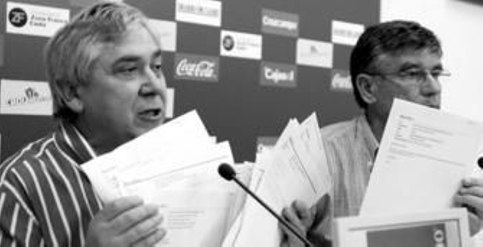 Antonio Muñoz Vera y Julio Peguero sujetan unos documentos que guardan relación con el recurso que se resolverá hoy.