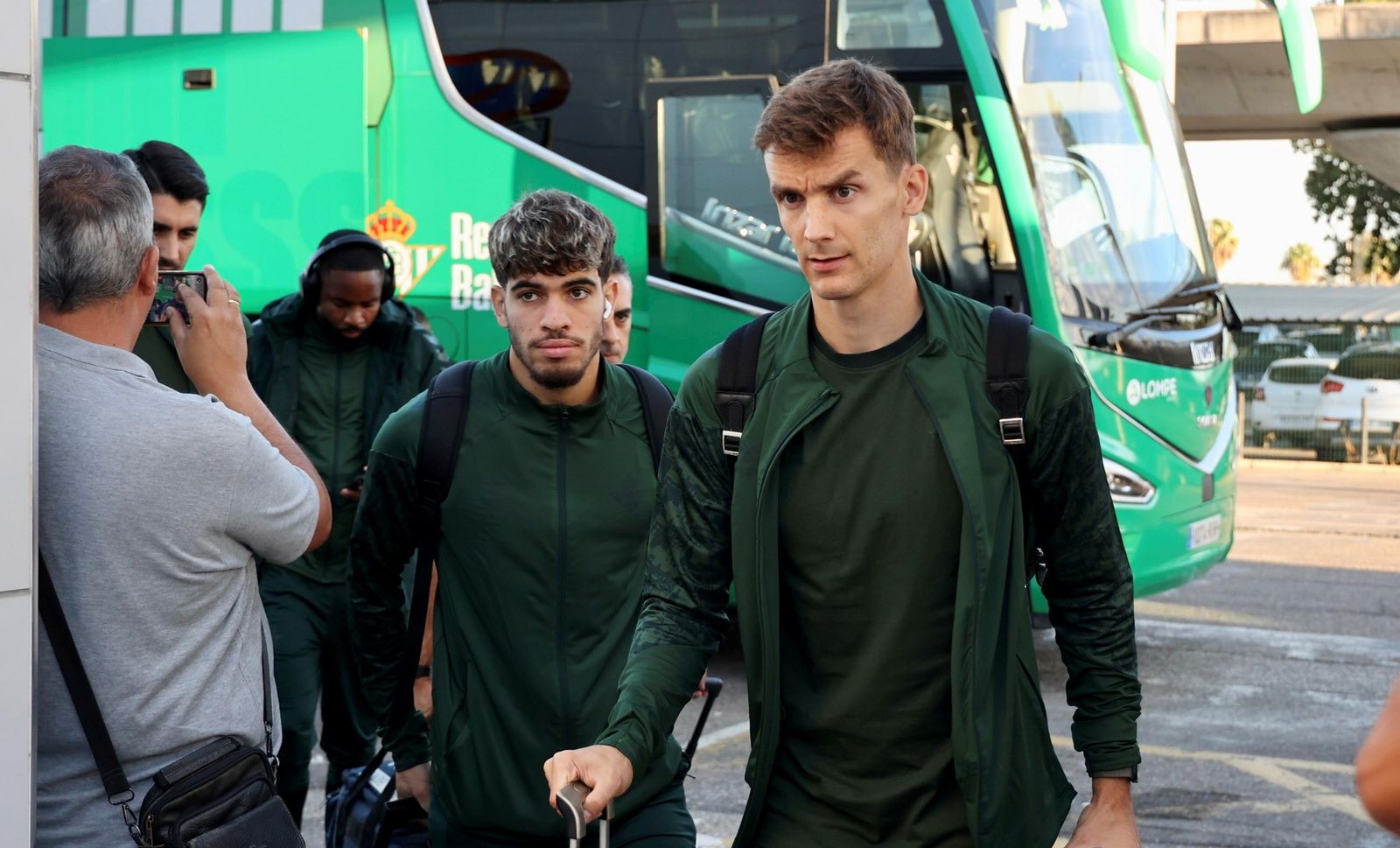 Abde y Diego Llorente, a la llegada de la expedición verdiblanca al aeropuerto de San Pablo para poner rumbo a Polonia de cara a la cita ante el Legia.