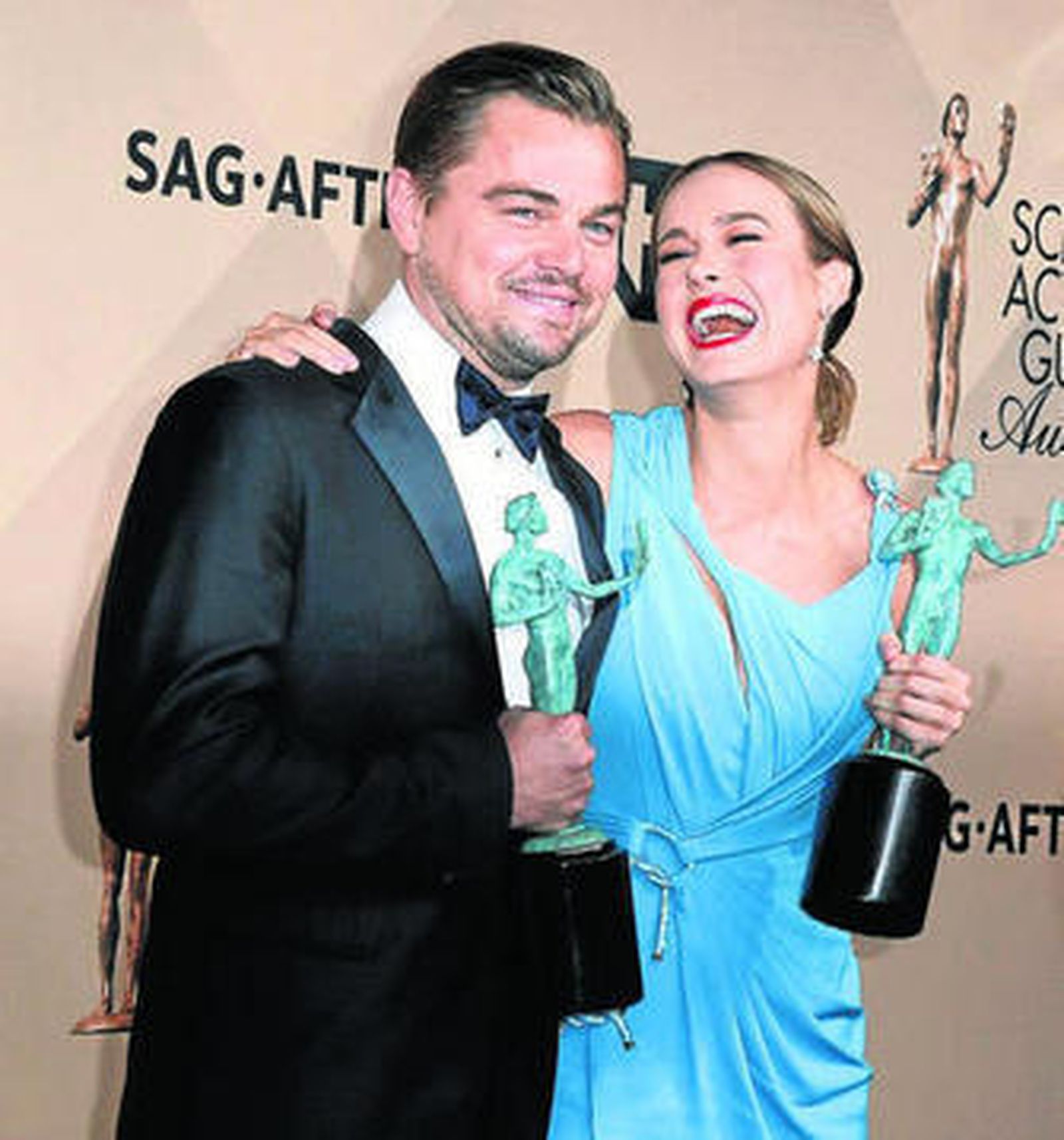 Leonardo DiCaprio y Brie Larson celebran sus premios SAG.