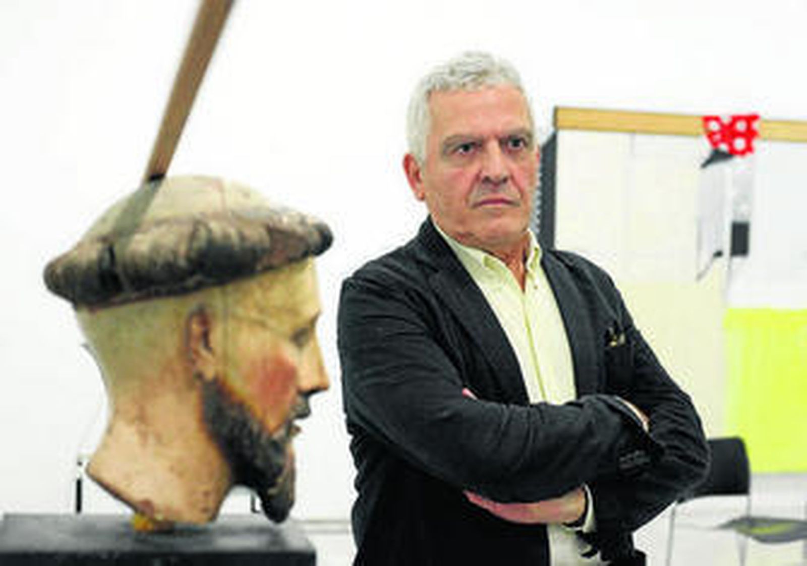 1. José Ramón Sierra, fotografiado en la exposición del CAAC, abierta hasta el día 23. 2, 3 y 4. Imágenes del libro: Concurso de Ideas para la Ordenación de un Espacio para la Libertad, para las Libertades, 2007; escalera de biblioteca, 1994; exposición 'La destrucción de la ciudad', del Colegio de Arquitectos de Sevilla.