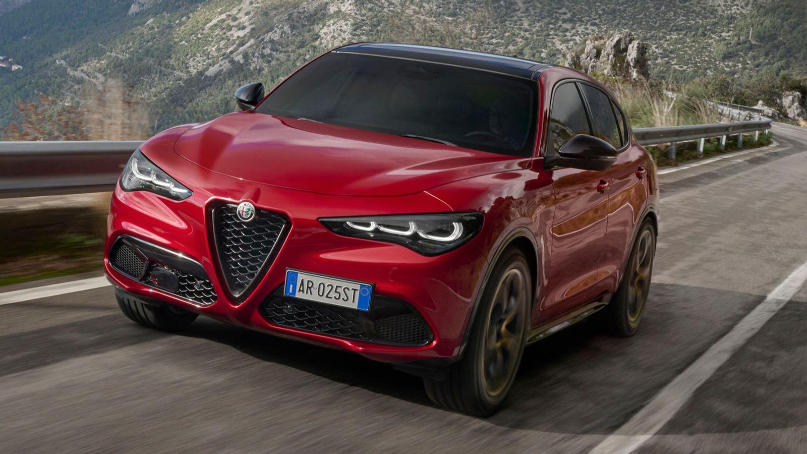 Para el Stelvio, el modelo más grande Alfa, existen versiones con este nuevo acabado de tracción delantera o total, al igual que ocurre con el Giulia.