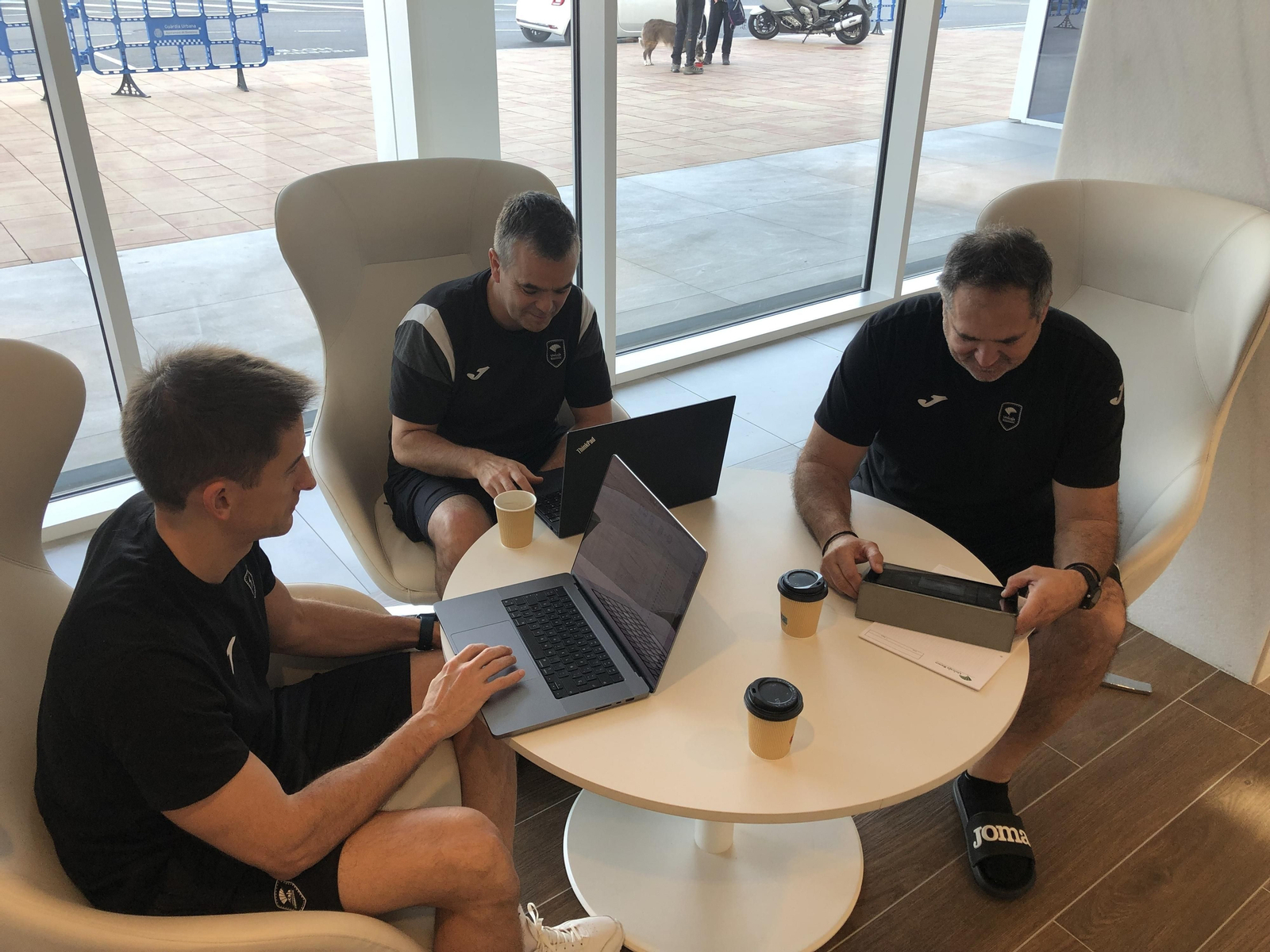 Alberto Miranda, Ángel Sánchez-Cañete y Paco Aurioles, en el hall del Marina Badalona.