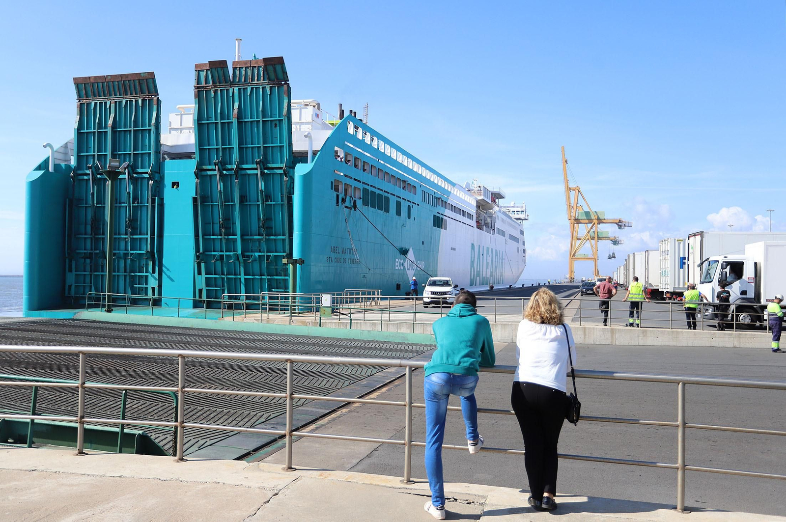 Imagen de uno de los ferris de Baleària en el Muelle Sur del Puerto de Huelva.