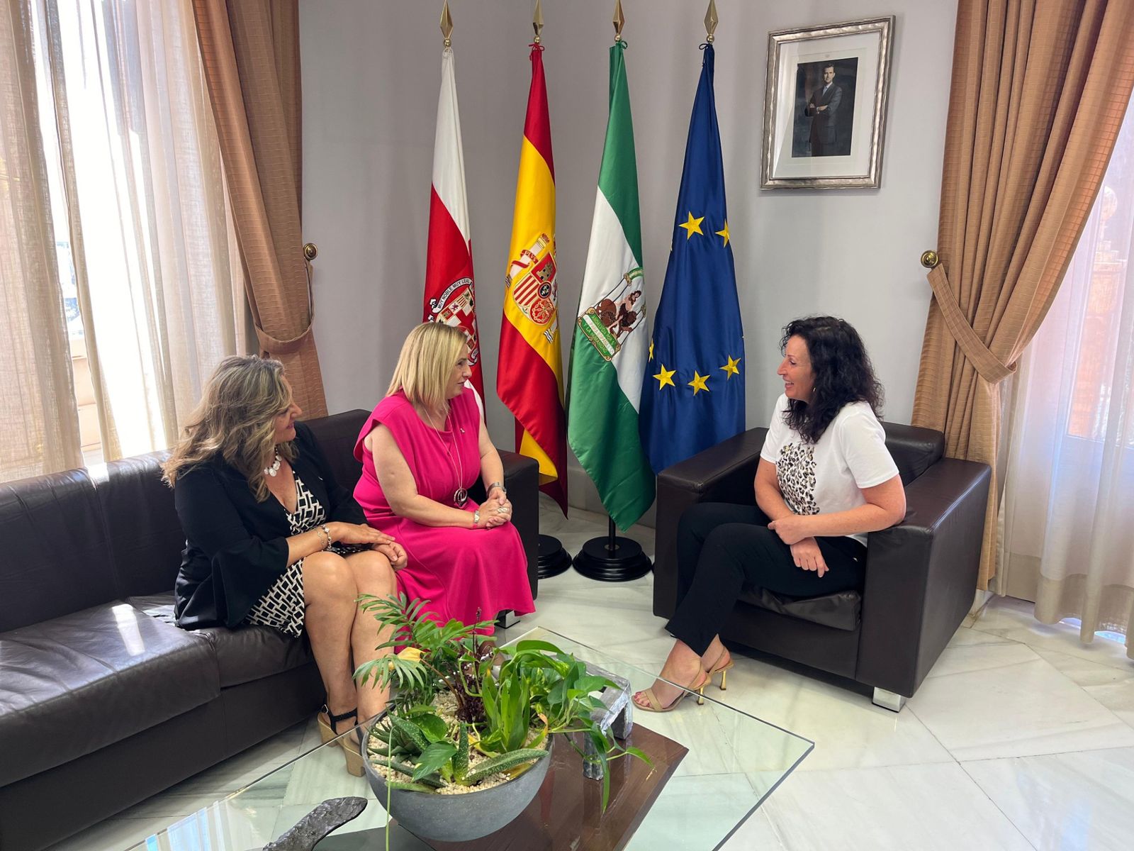 Vázquez con las directoras de la ONCE, Carmen Aguilera y Mª Jesús Segovia