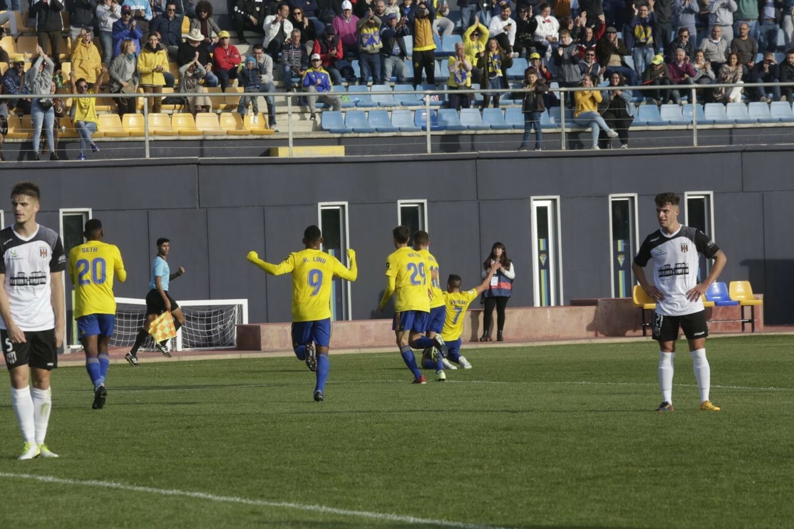 Javi Pérez se lanza al césped ante sus compañeros para celebrar el 2-0.
