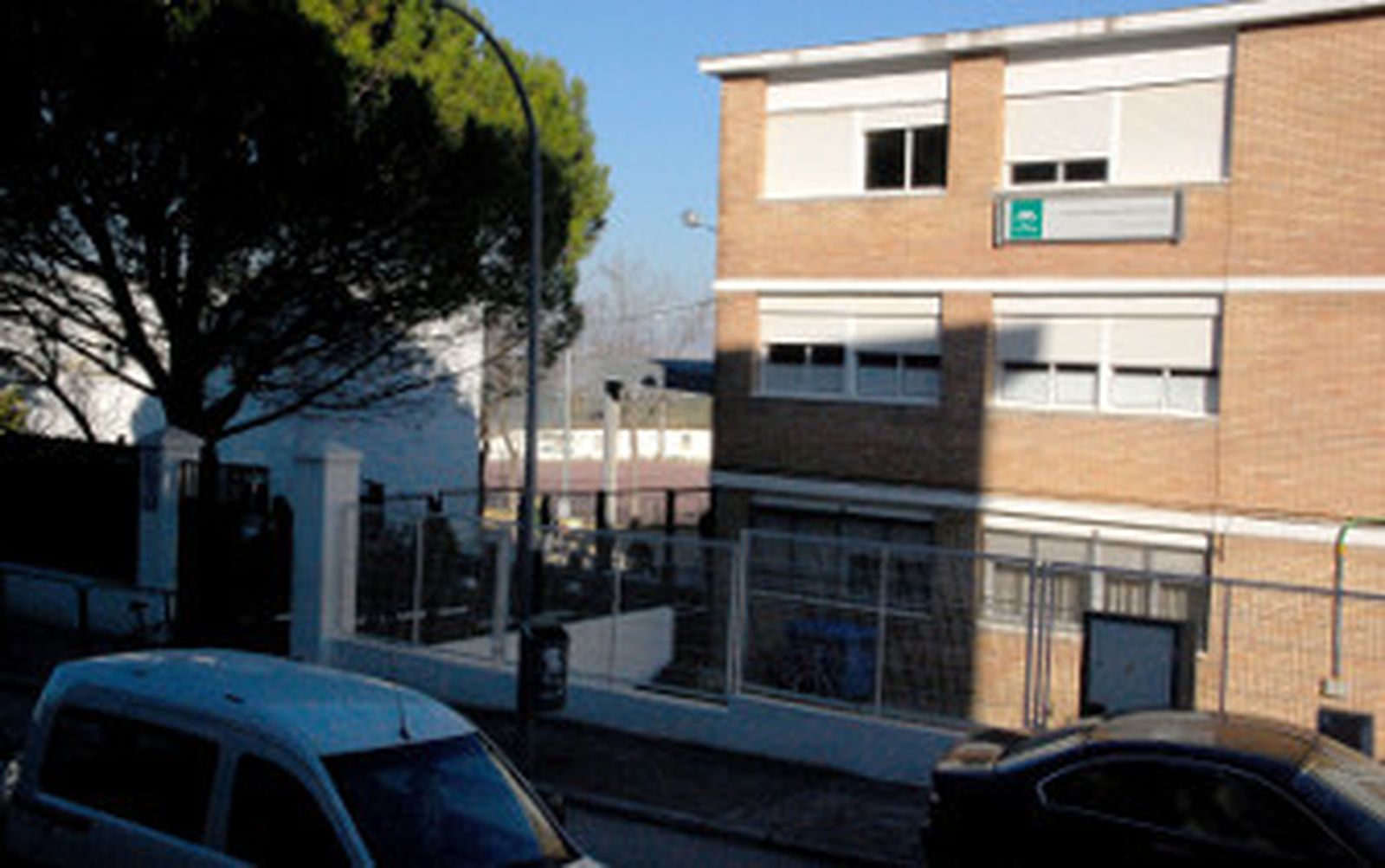 "Los niños comen en el gimnasio con las canastas de baloncesto por medio"