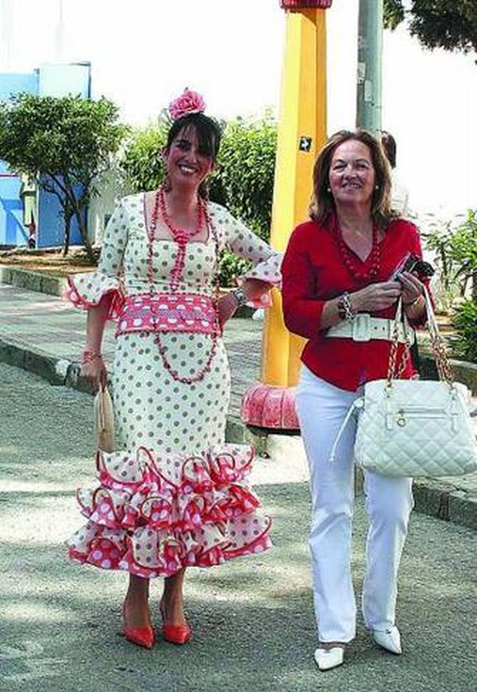 Una mujer con un bello traje de lunares en tonos rosa.