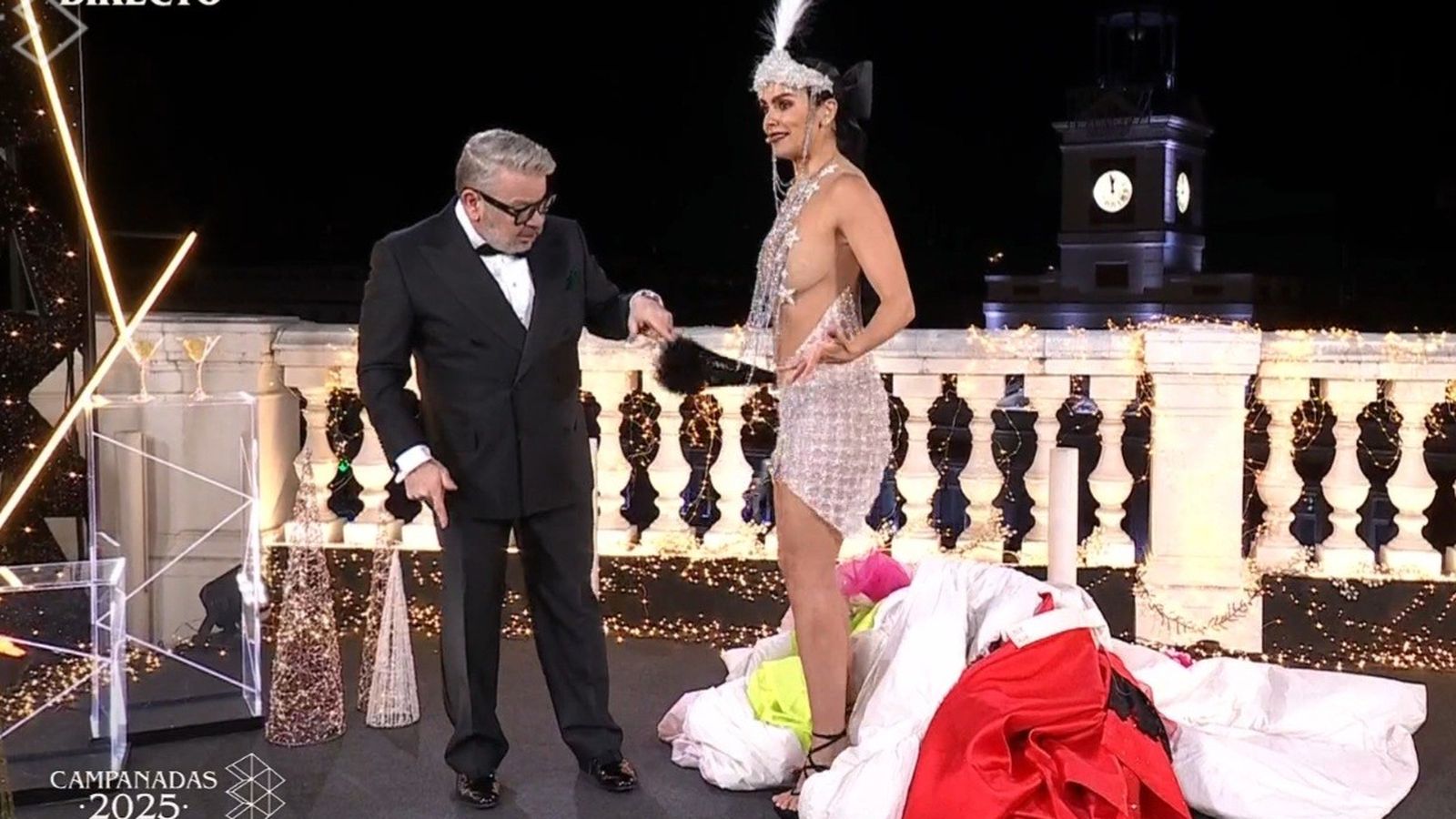 Cristina Pedroche en el momento de descubrir su modelo