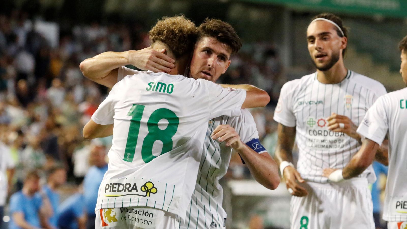 Javi Flores abraza a Simo tras el gol del hispano-marroquí al Rayo Majadahonda.