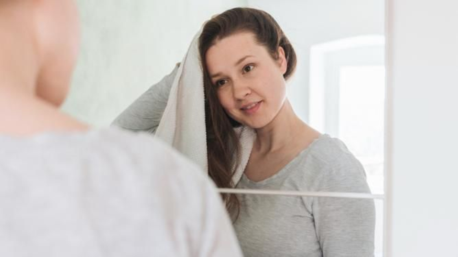 Mujer mirándose en el espejo.