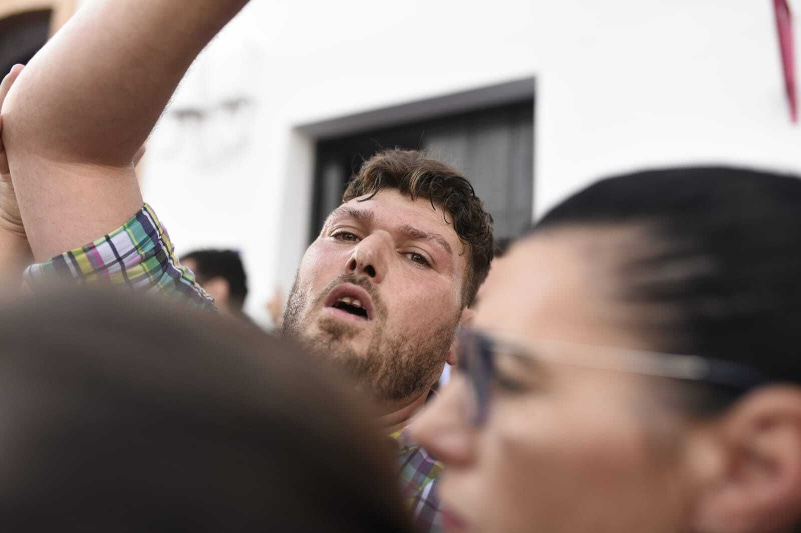 La Virgen del Rocío avanza por las calles de Almonte, en imágenes