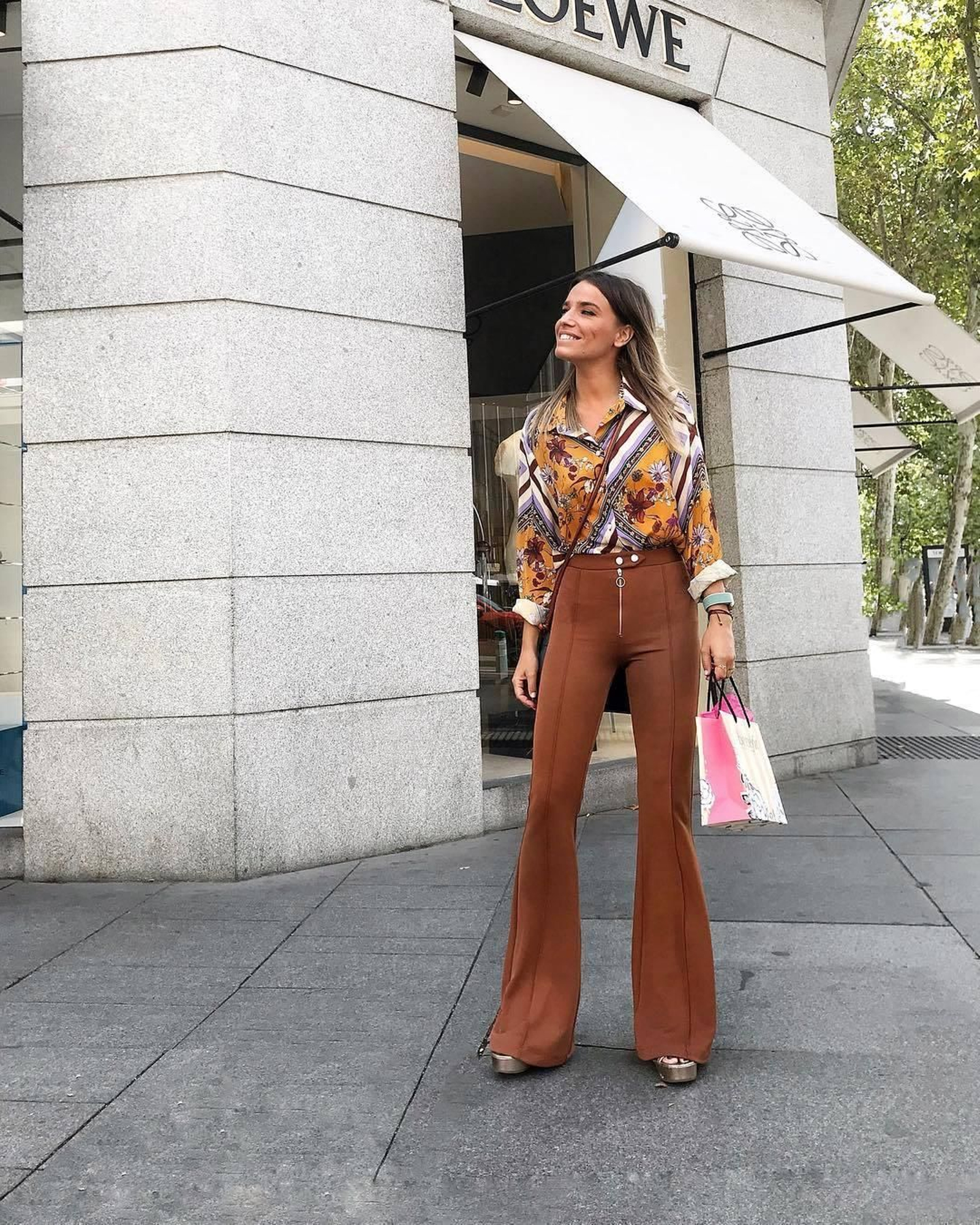 El estampado de pañuelo es uno más de la tríada de estampados que han conquistado el otoño. Flora González lo viste con otras dos tendencias: los pantalones campana y el color marrón.