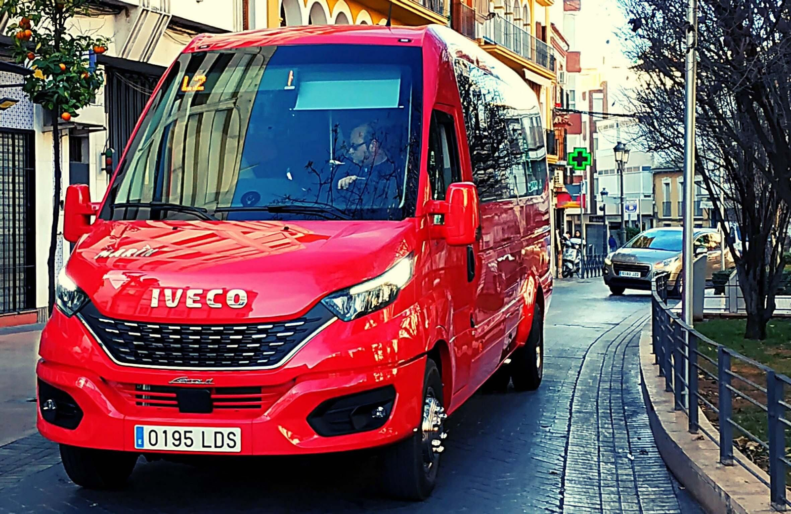 Uno de los autobuses urbanos de Puente Genil, a su paso por el núcleo urbano.