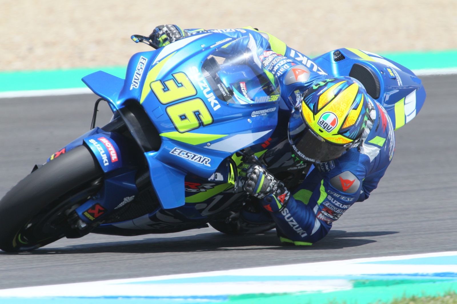 Joan Mir, en el entrenamiento de FP2 antes de irse al suelo.