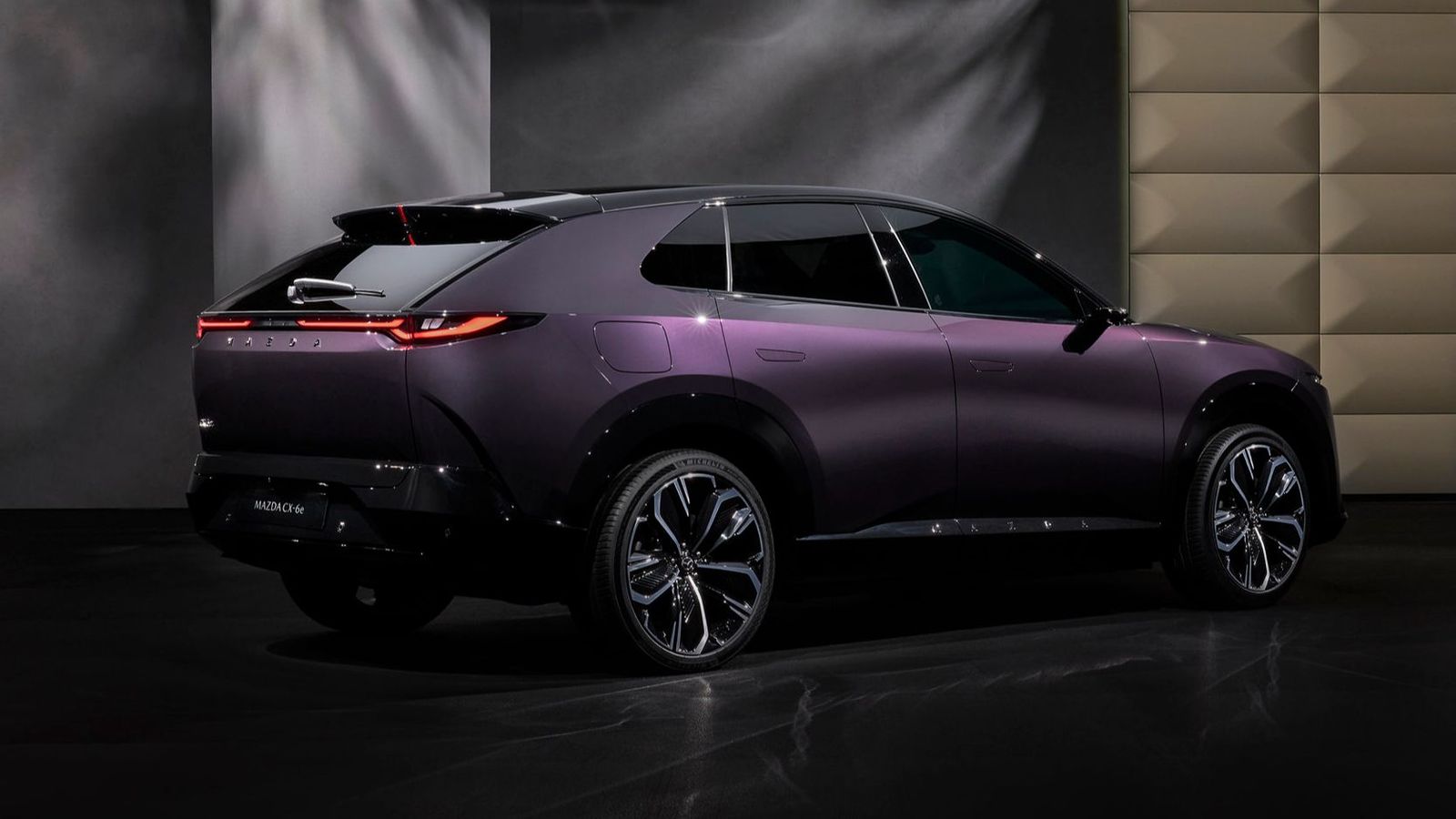 En su carrocería llama la atención la inclinación de la luneta trasera. En todos los casos el techo es negro, lo que supone un elemento de contraste respecto a la mayoría de los colores de la gama.