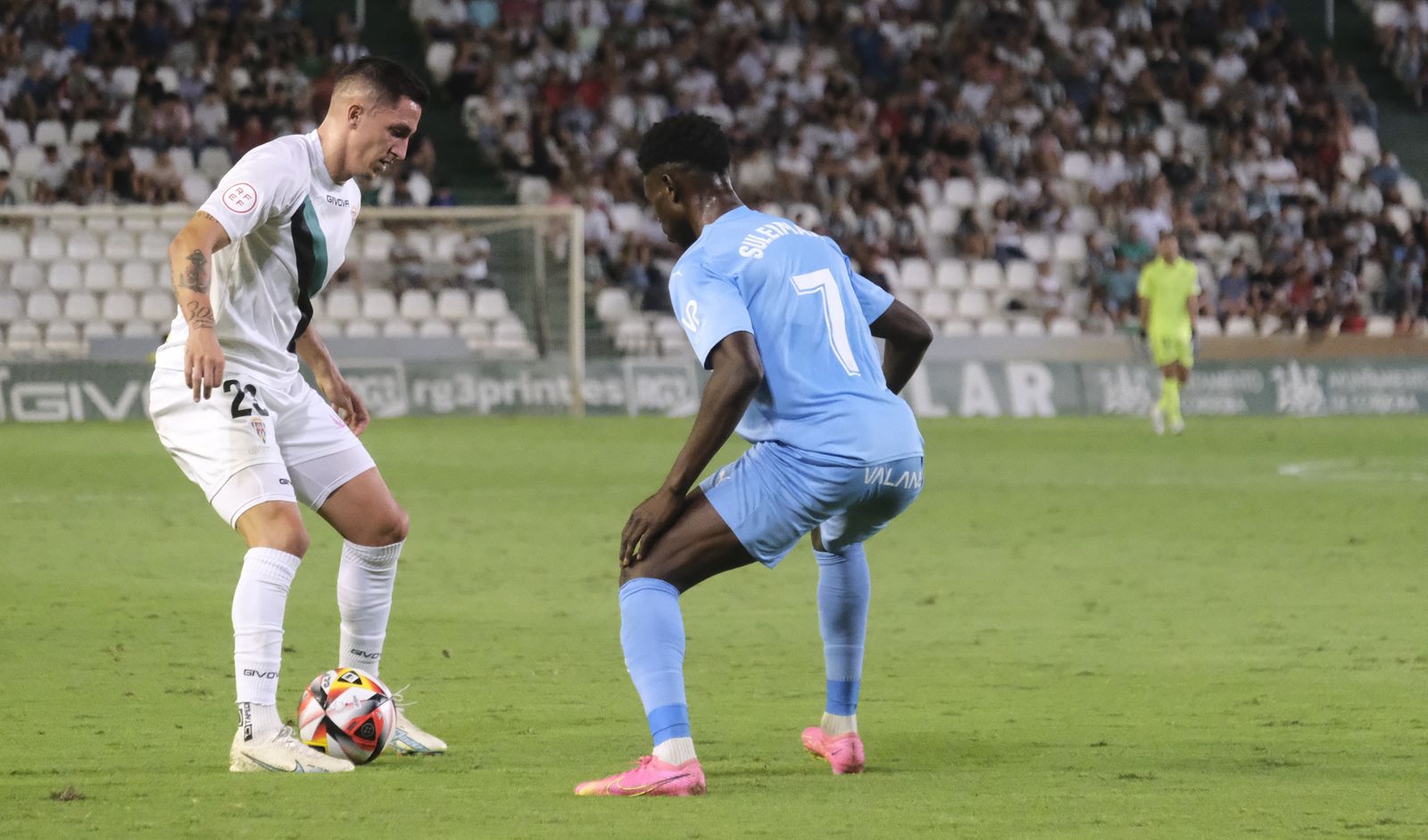 Carracedo es presionado por un rival.