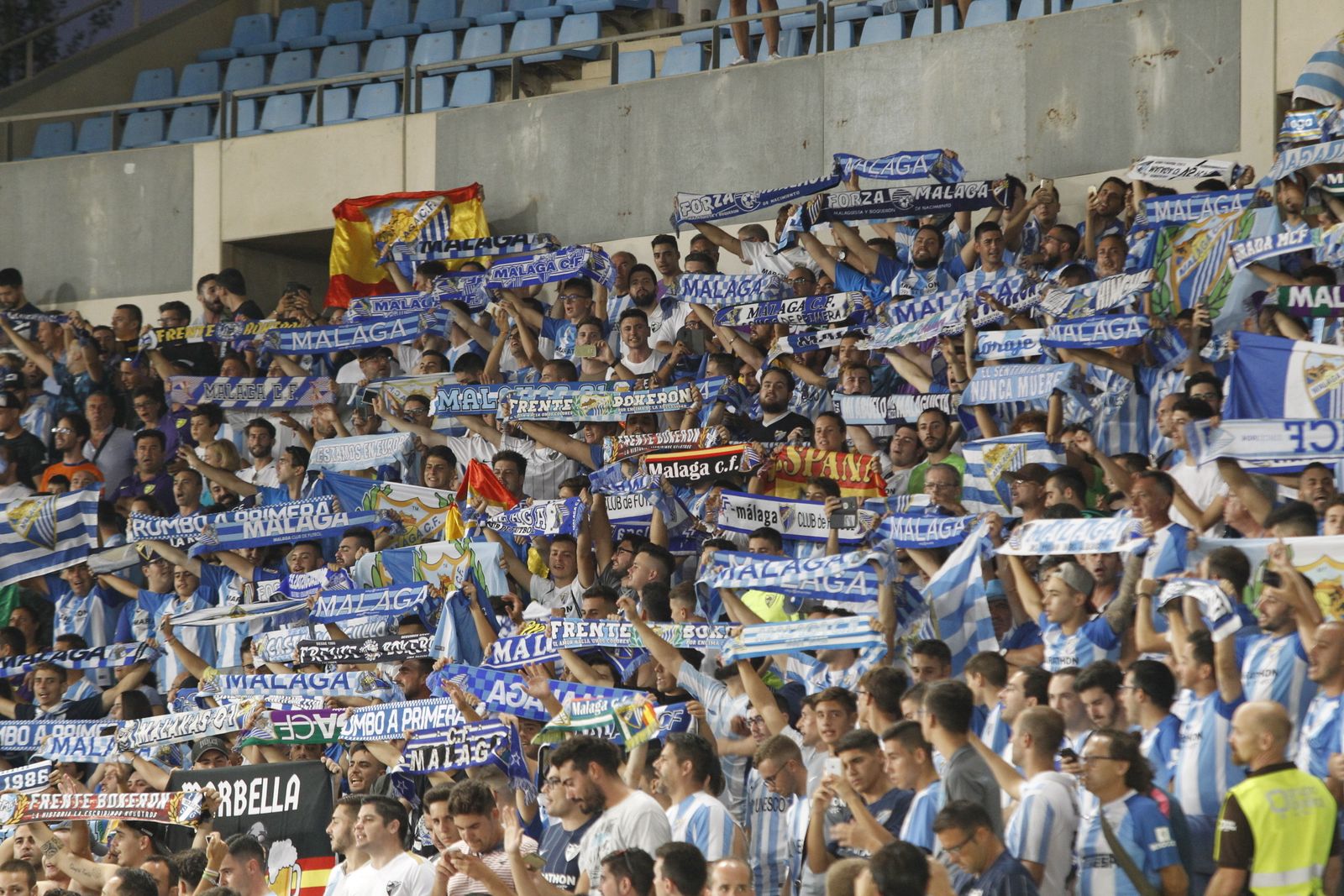 Los aficionados del Málaga, en las gradas del Mediterráneo.