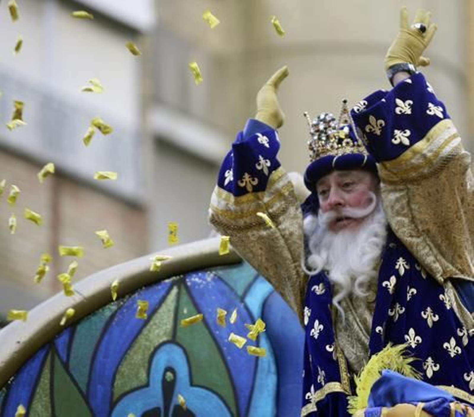 Melchor lanza con todas sus fuerzas los caramelos a los asistentes.

Foto: Antonio Pizarro