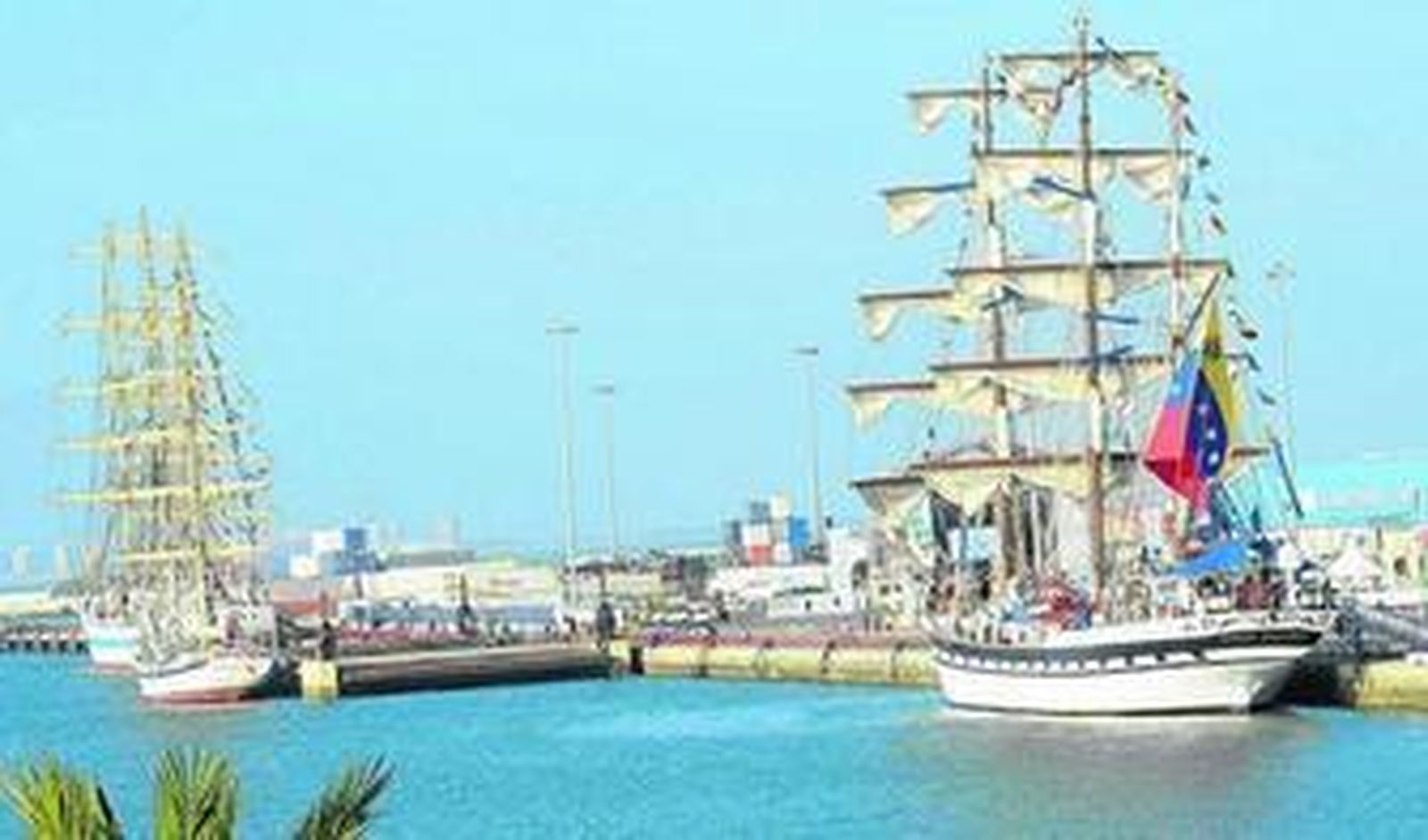 Los primeros veleros llegaron ayer al puerto gaditano, atracando en el muelle Marqués de Comillas.