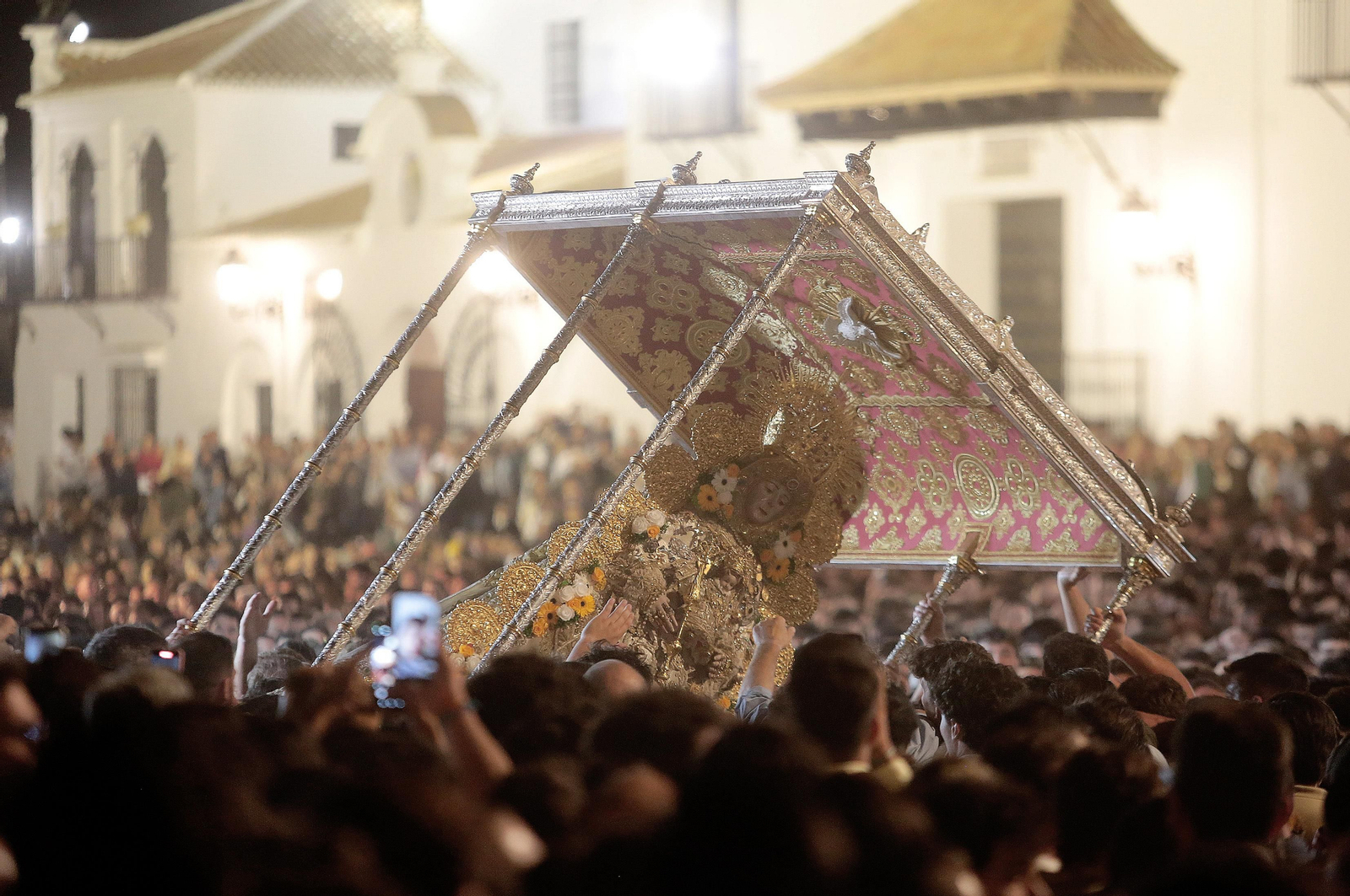 El Rocío 2023: Salto a la reja y procesión de la Virgen del Rocío en imágenes