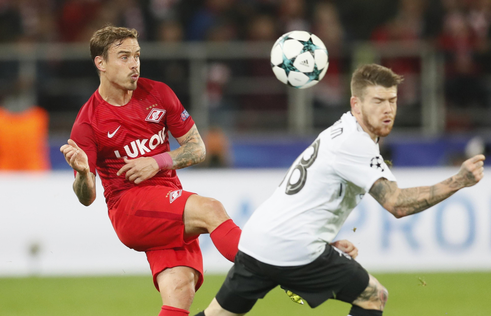 Alberto Moreno, frente a Eschenko, en el Spartak-Liverpool.