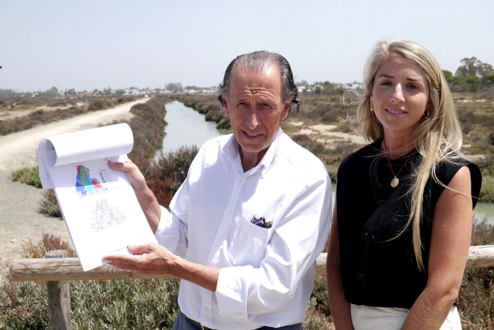 El alcalde y la delegada de Hacienda, en la visita al estero de Carboneros.