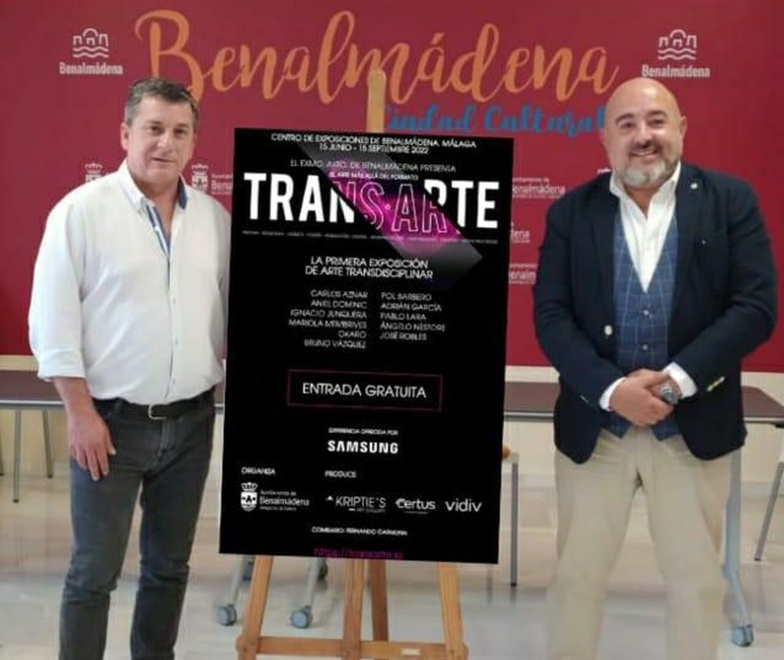 El concejal de Cultura, E. Pablo Centella (I.), y el organizador de la muestra, Fernando Carmona.