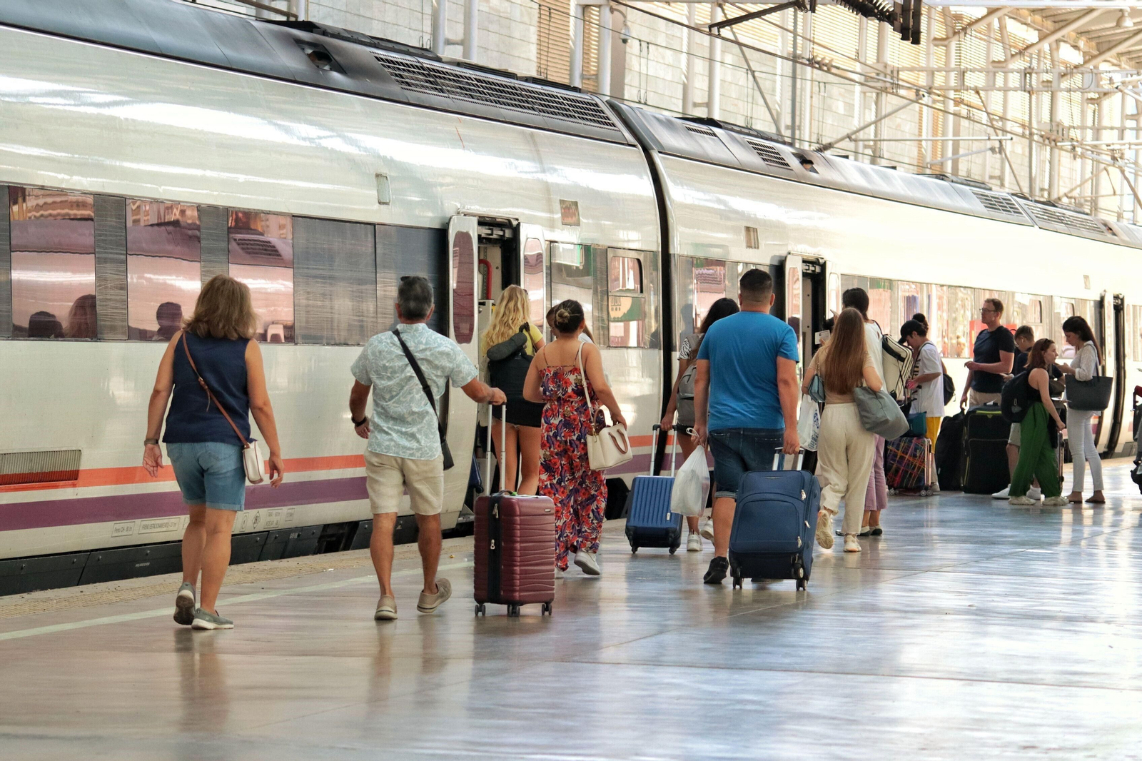 Así es el ambiente en la estación de Málaga este martes tras la cancelación de trenes.