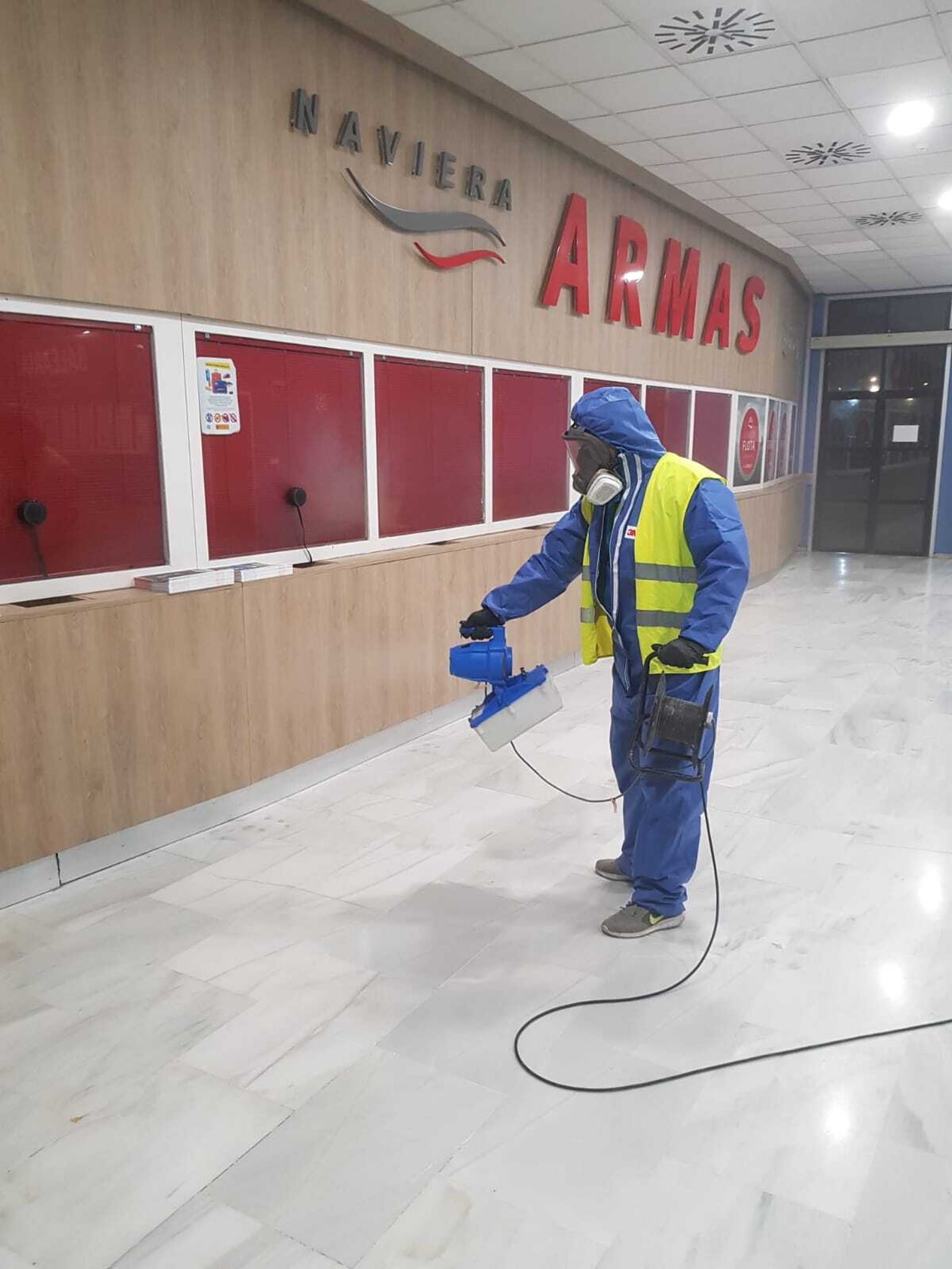 Efectivos de la empresa de desinfección durante las labores que se han llevado a cabo en la madrugada del viernes al sábado 21 de marzo