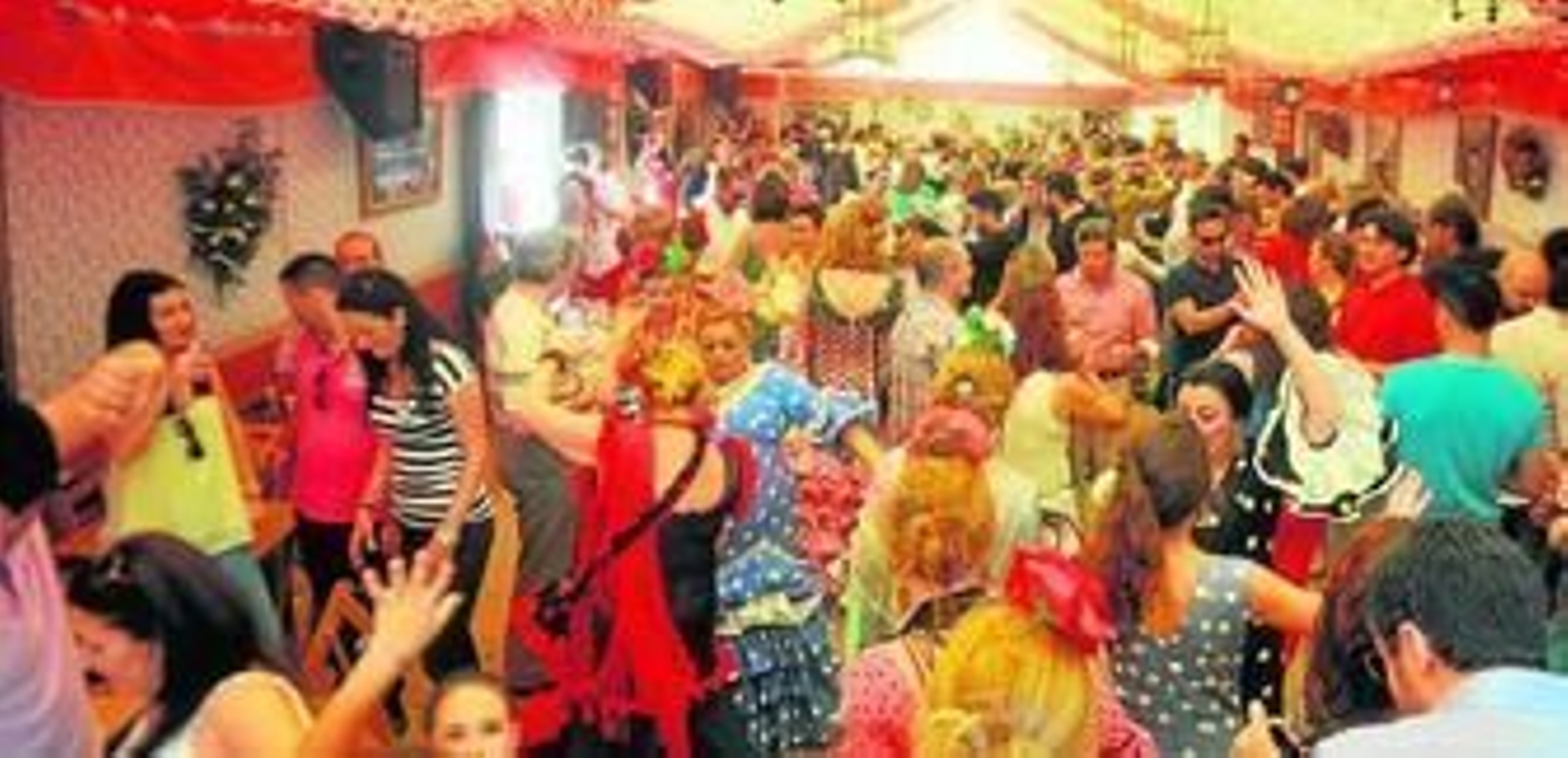 Cientos de personas disfrutan de la música en la caseta La Trabajadera a última hora de la tarde de ayer.