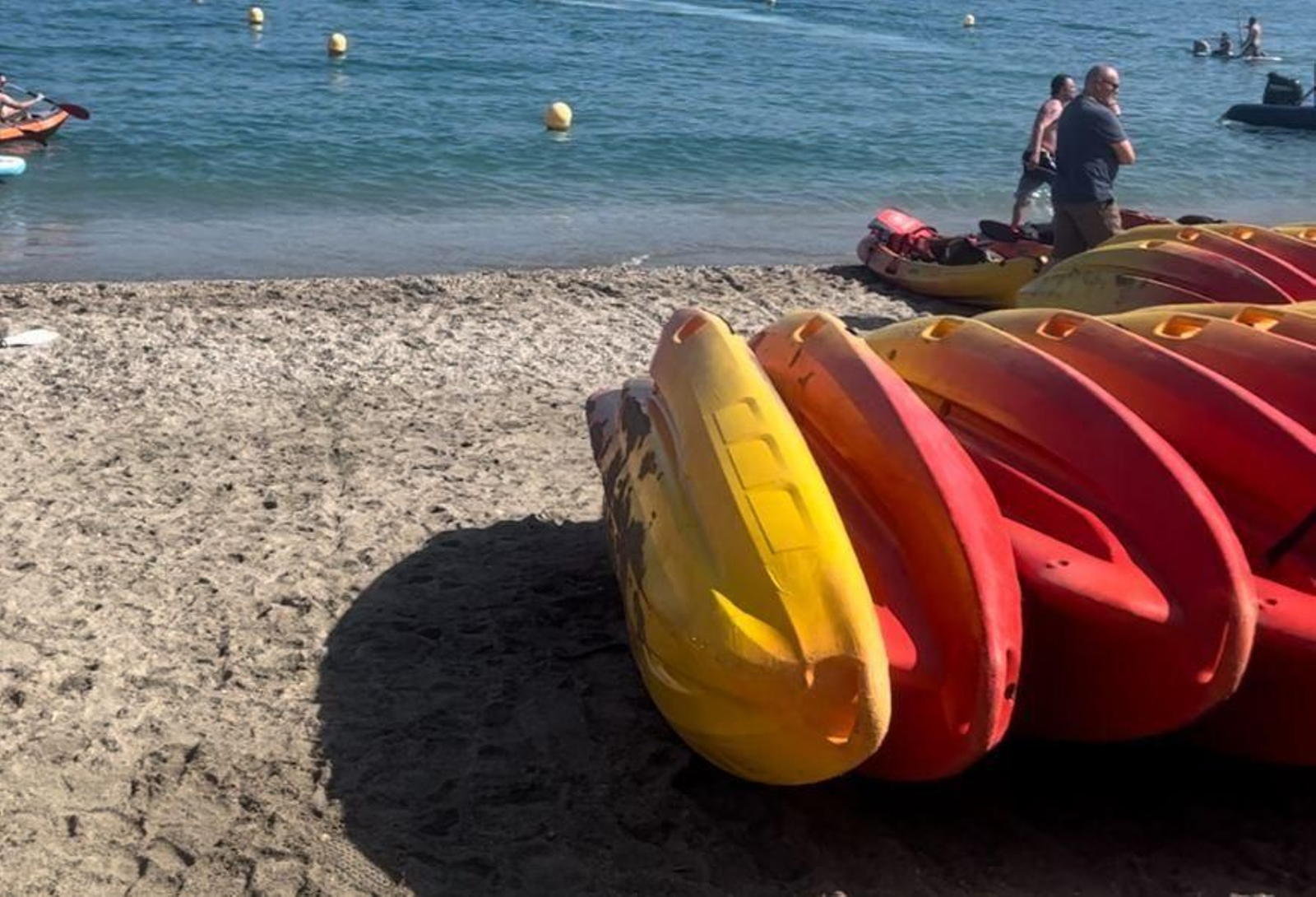 Una ruta en kayak por cuevas y acantilados a dos horas de Algeciras.